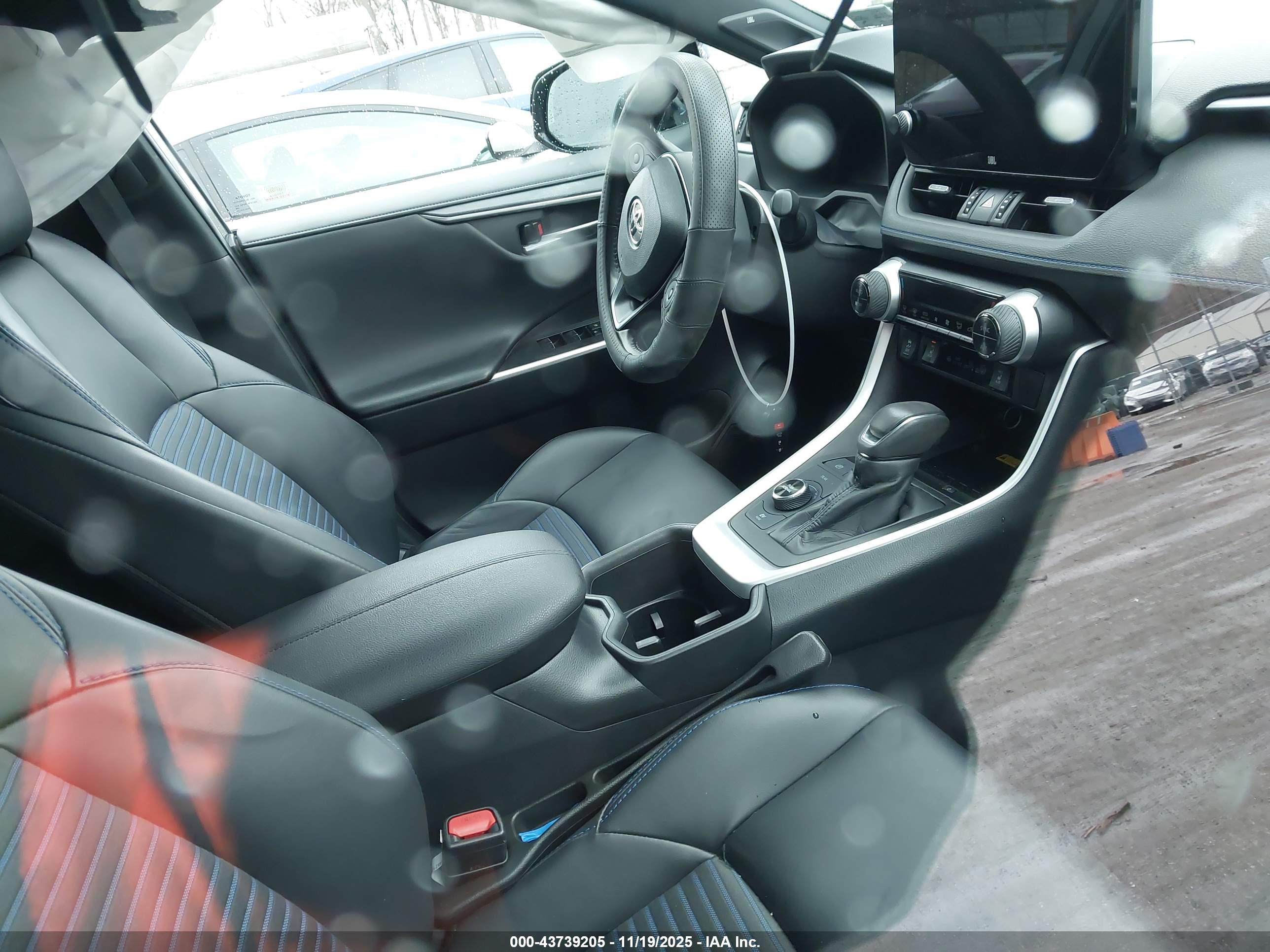 TOYOTA RAV4 image 5