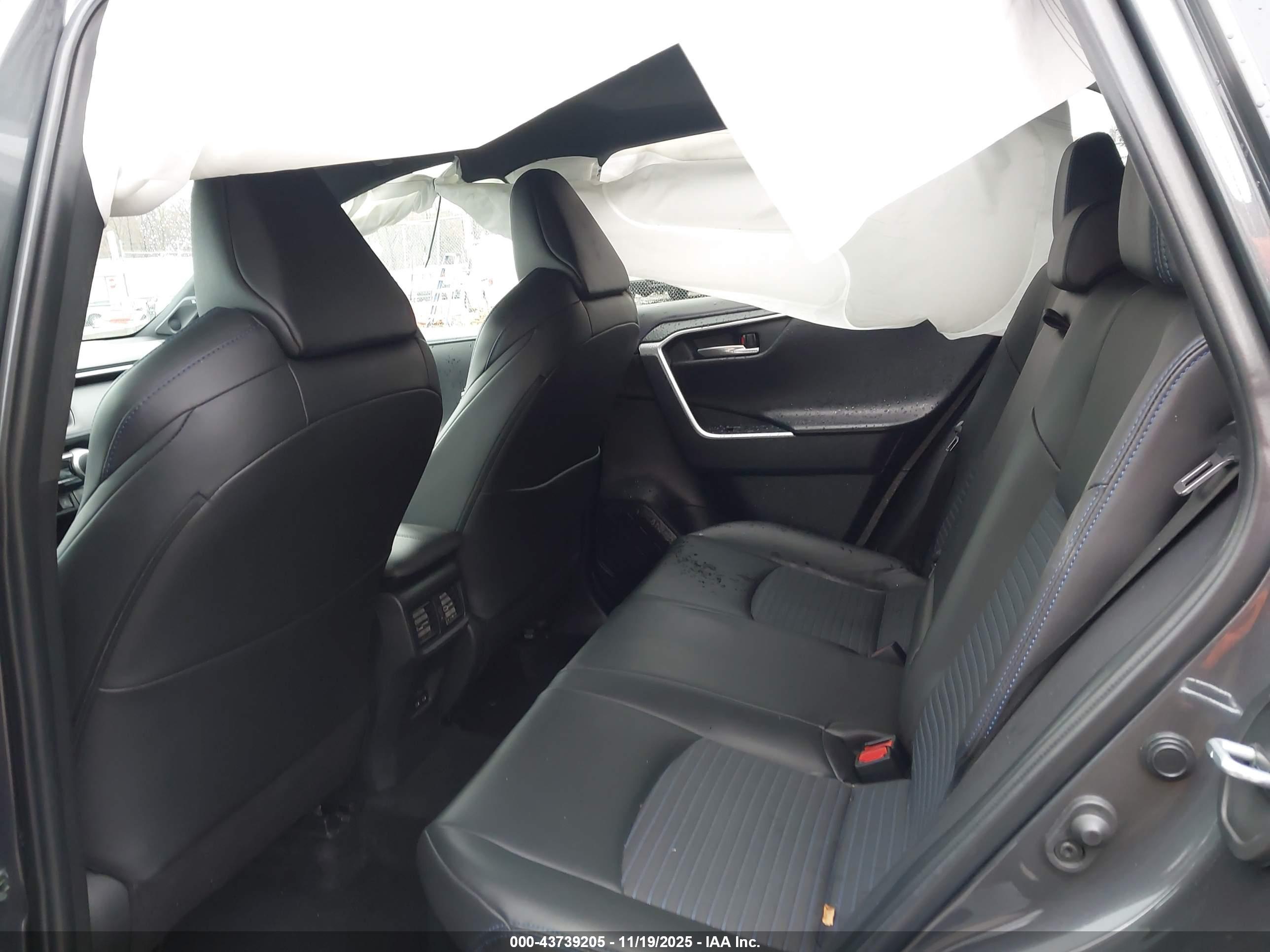 TOYOTA RAV4 image 8