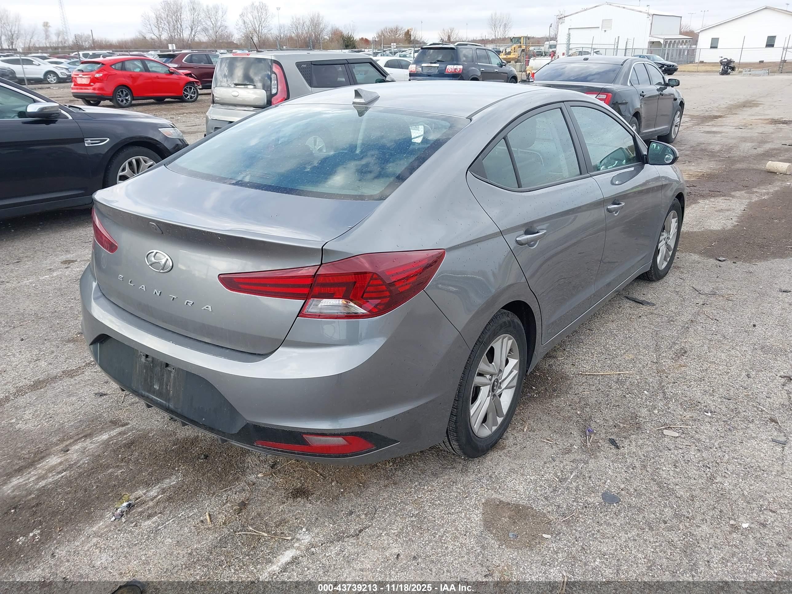 HYUNDAI ELANTRA image 4