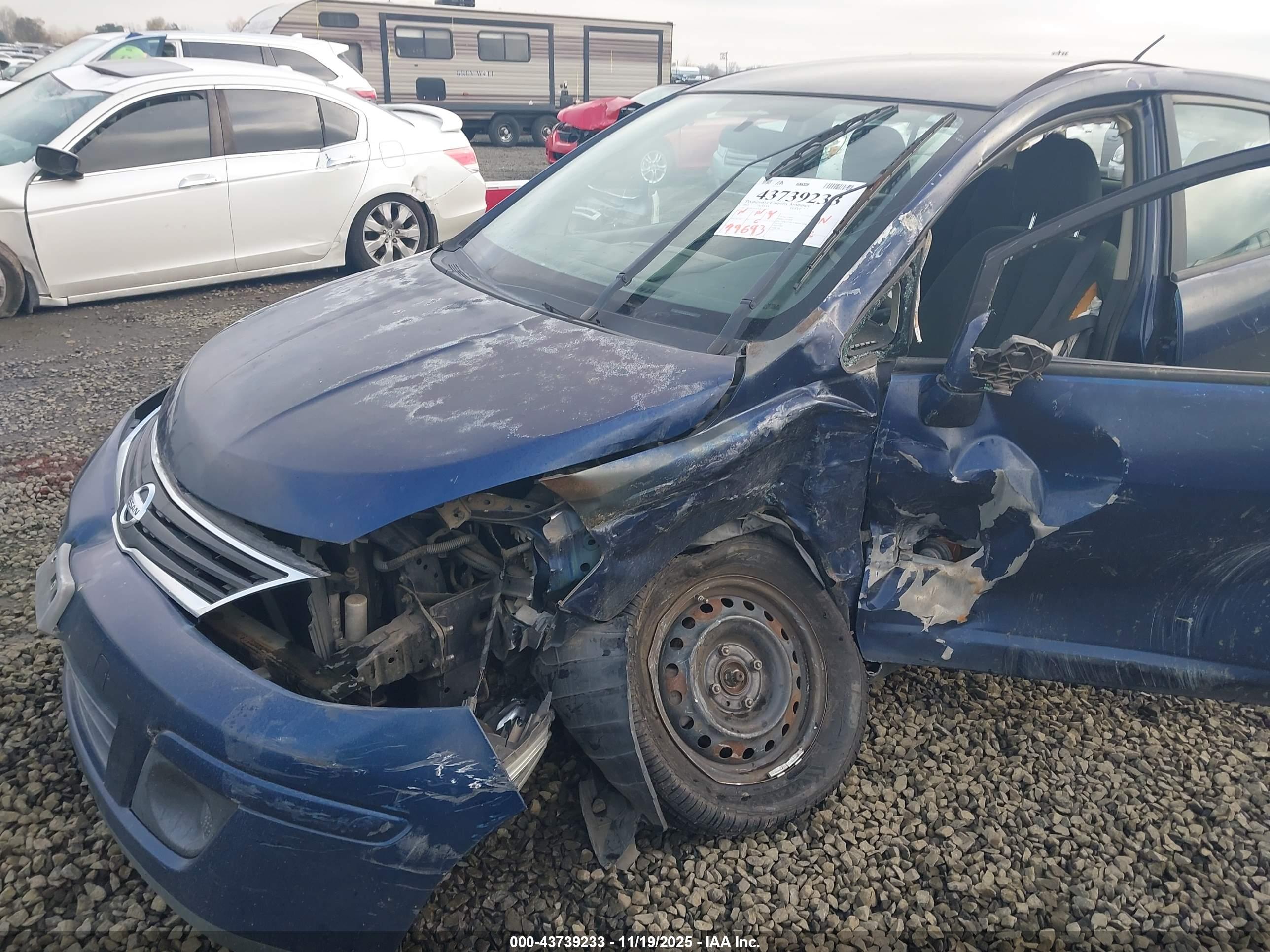 NISSAN VERSA image 6