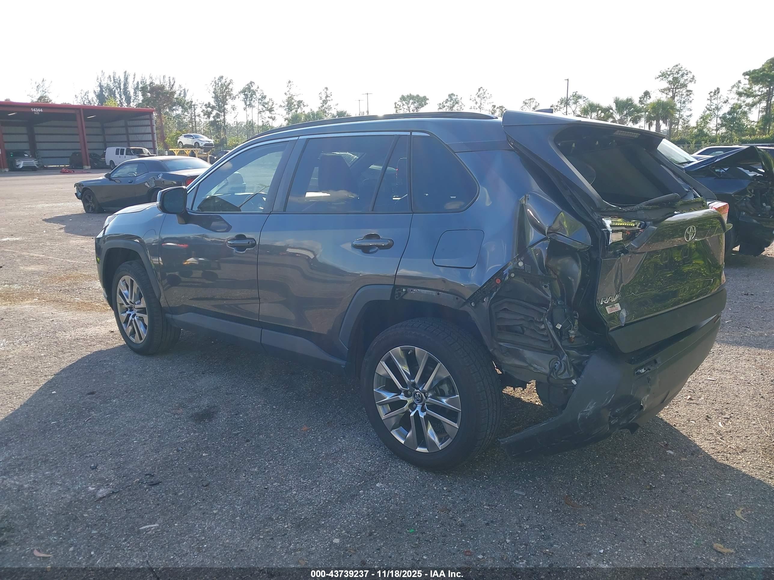 TOYOTA RAV4 image 3