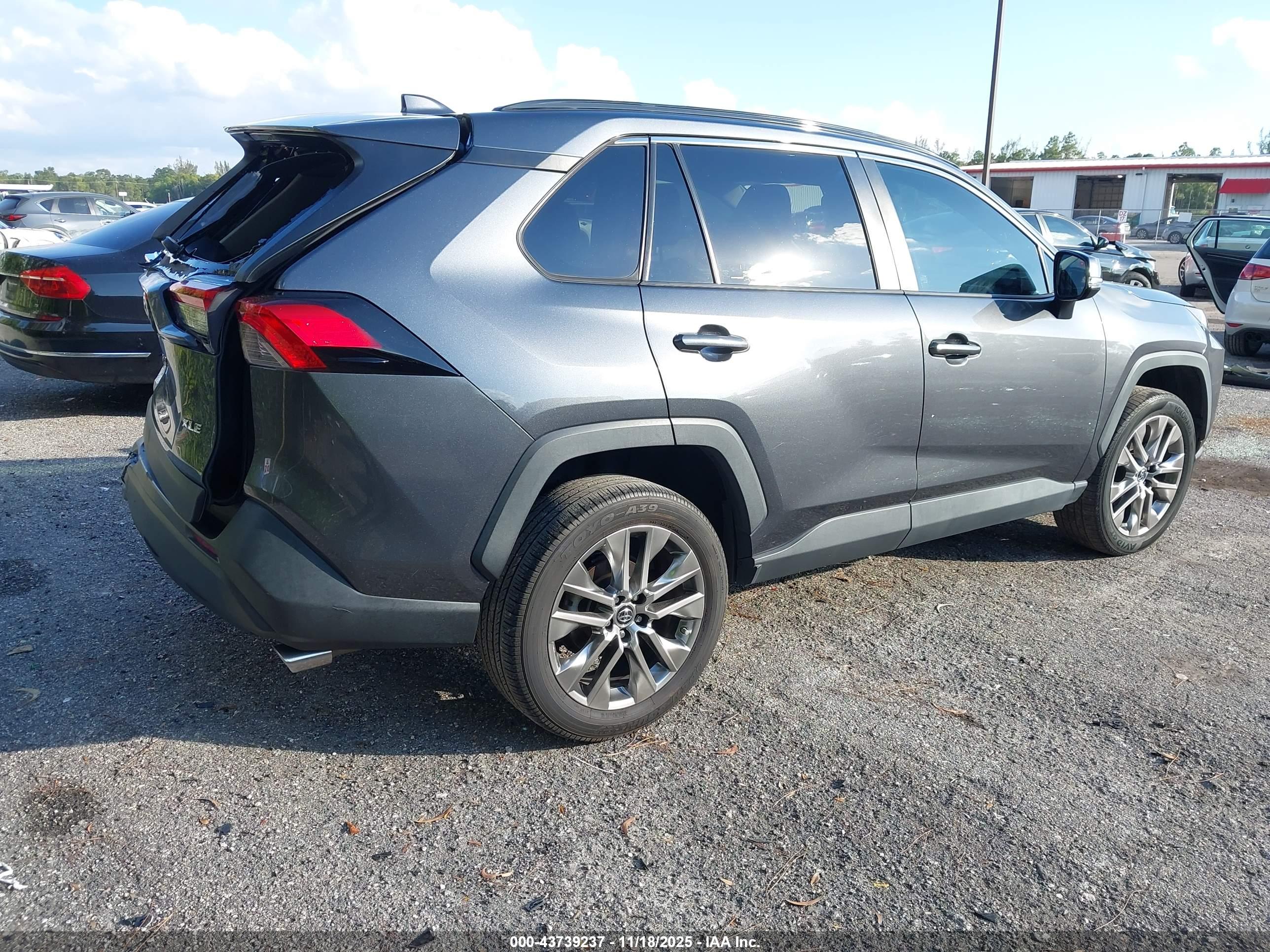 TOYOTA RAV4 image 4