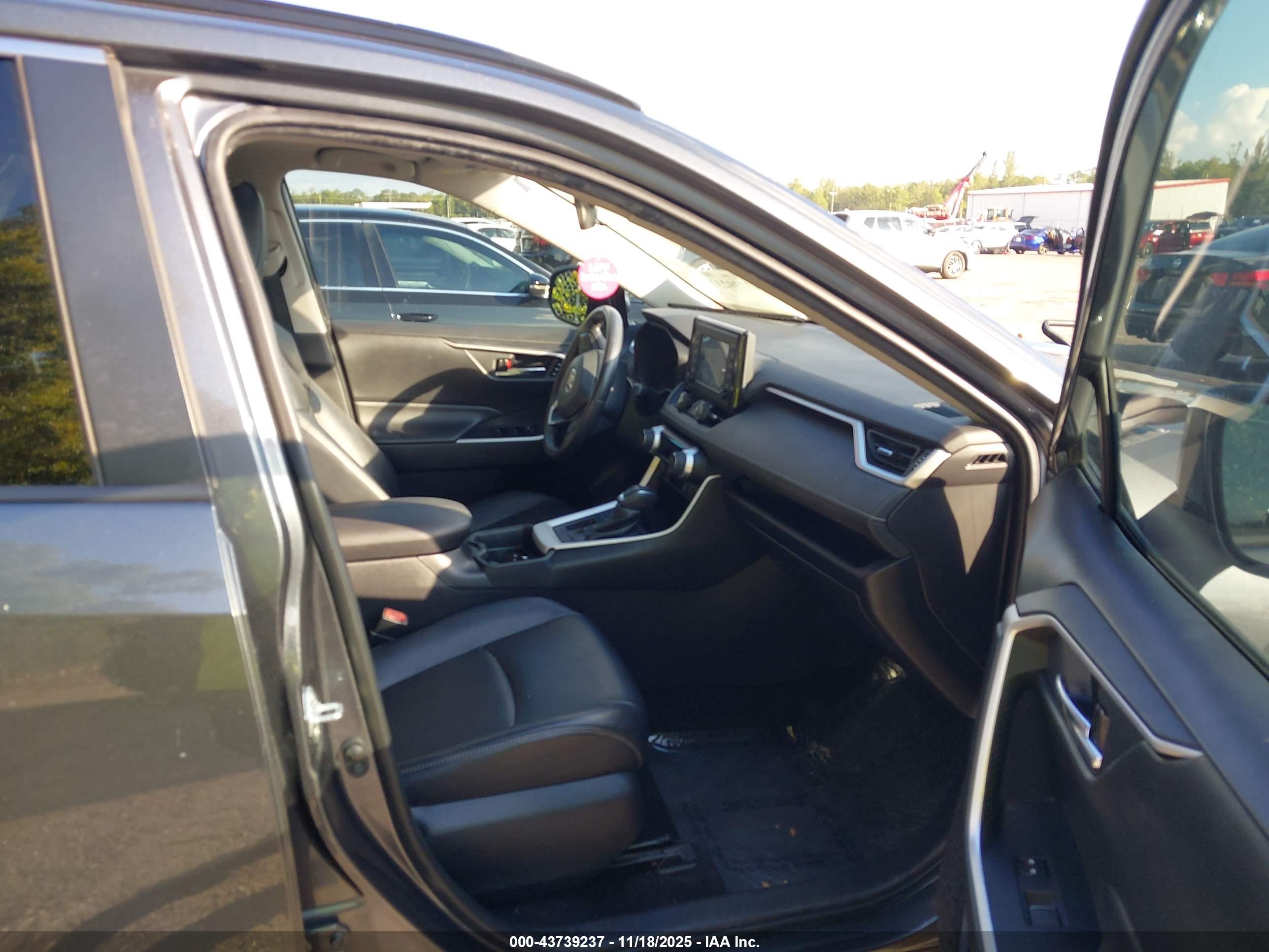 TOYOTA RAV4 image 5