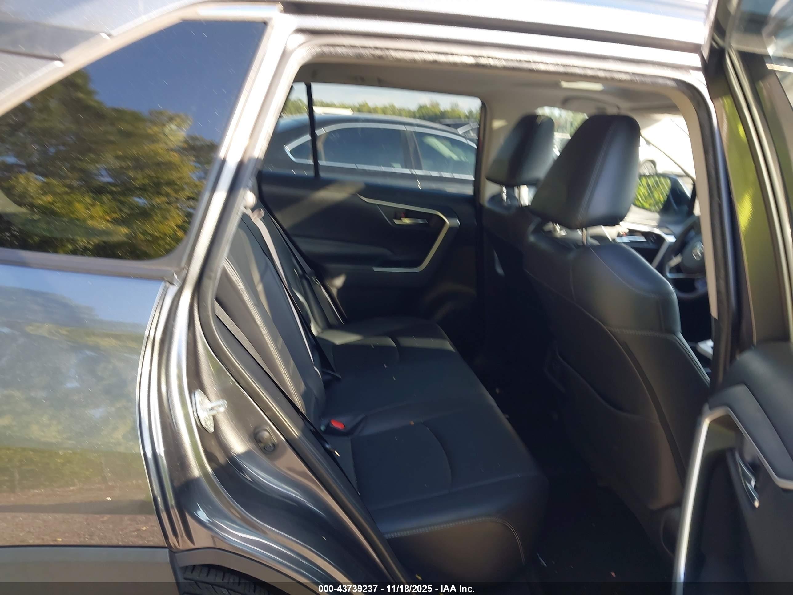 TOYOTA RAV4 image 8