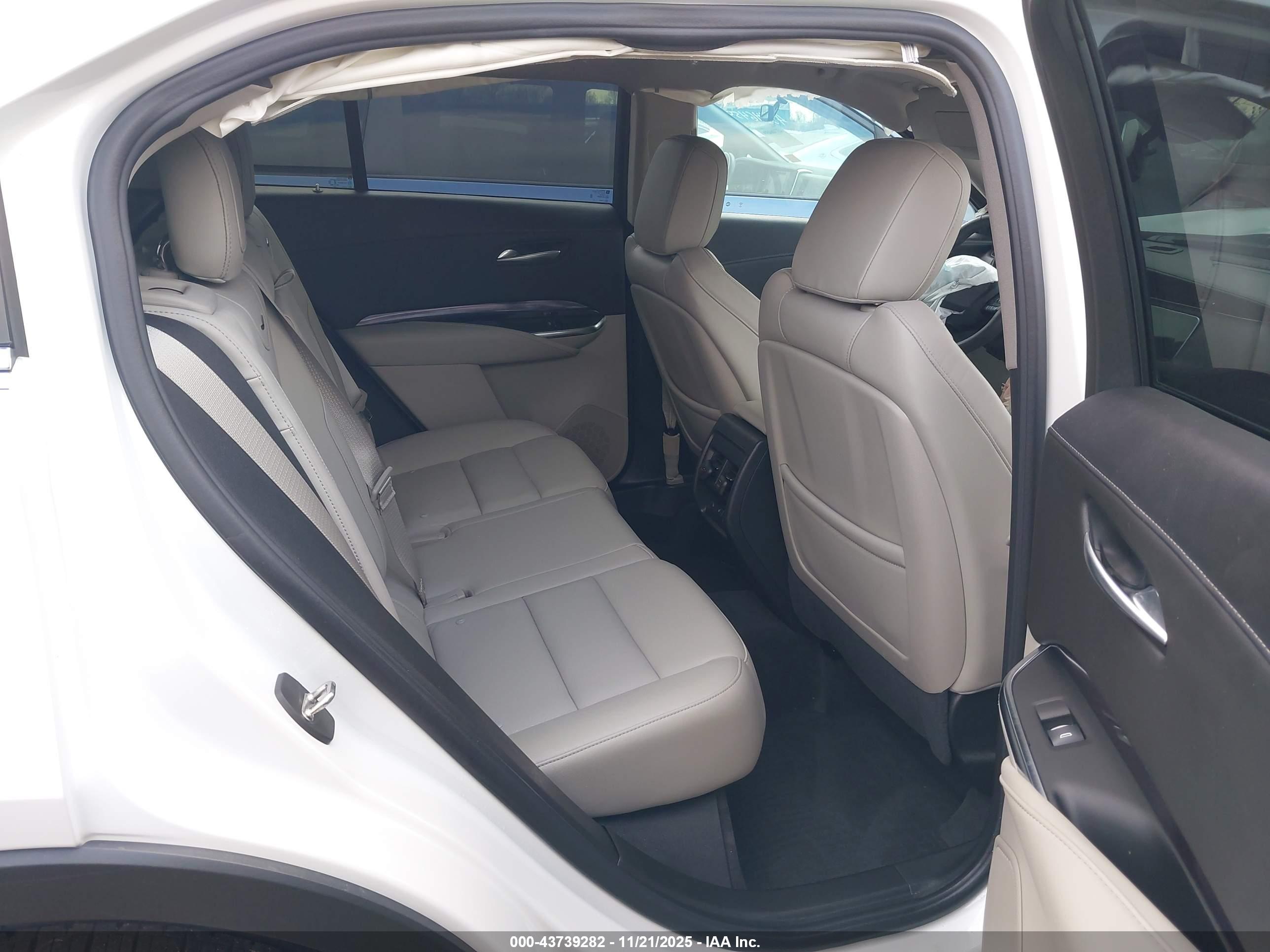 CADILLAC XT4 image 8