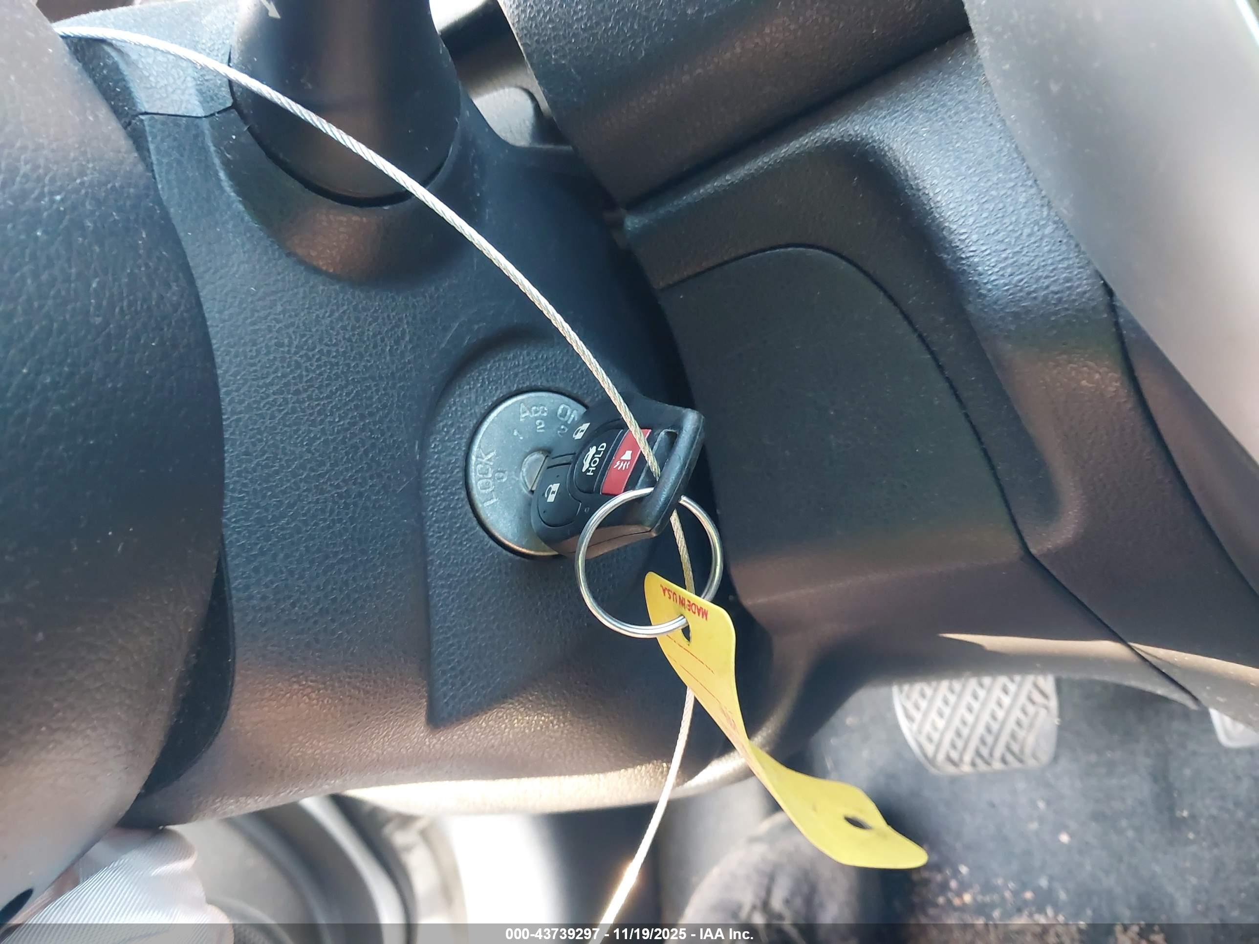 NISSAN VERSA image 11