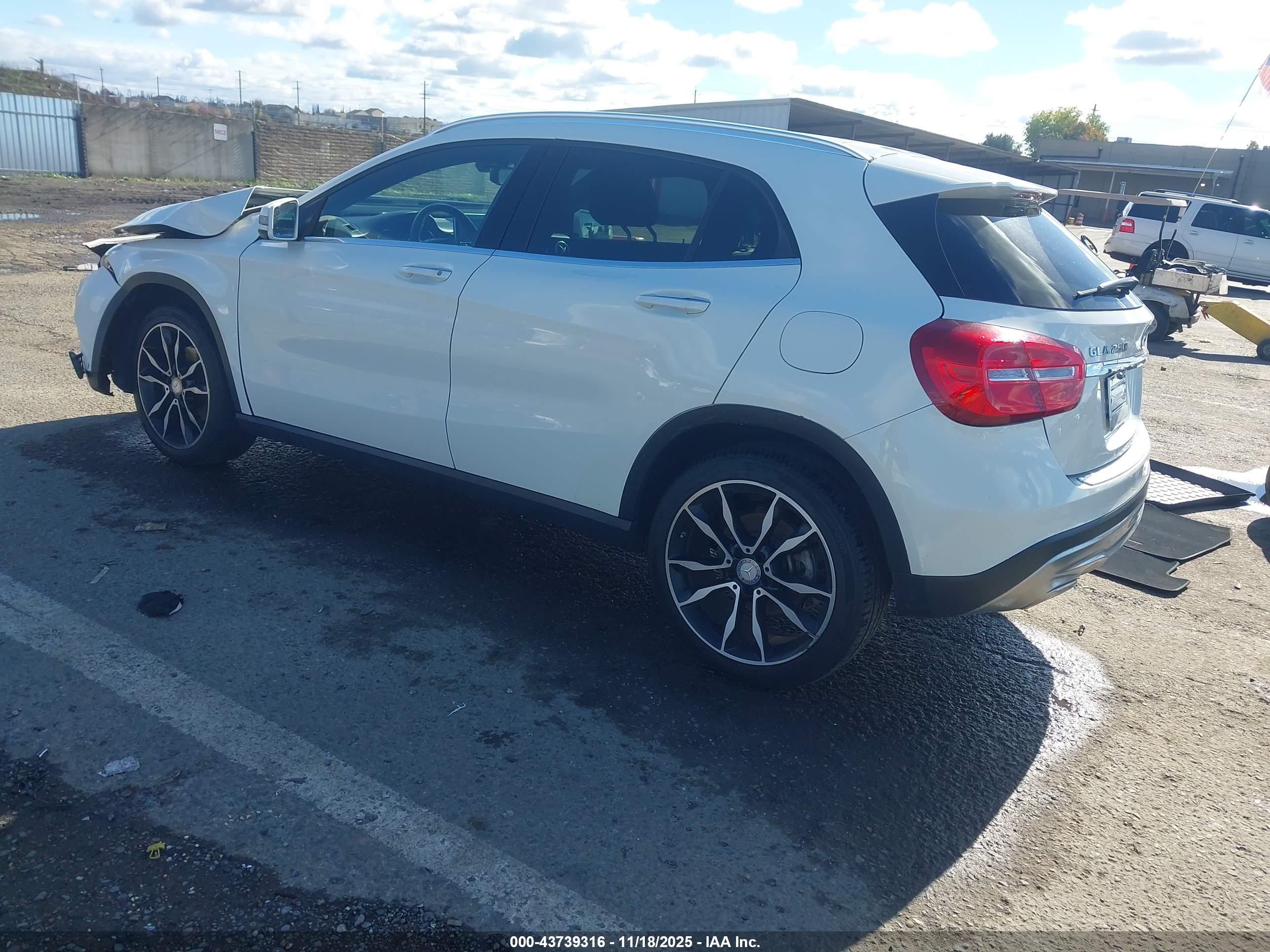 MERCEDES-BENZ GLA image 3
