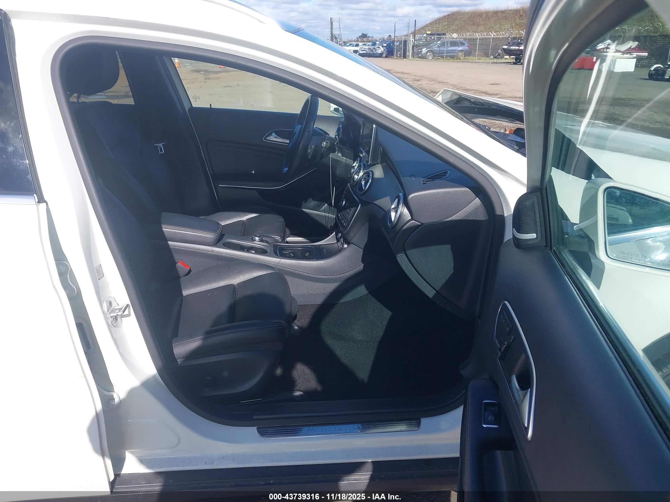 MERCEDES-BENZ GLA image 5