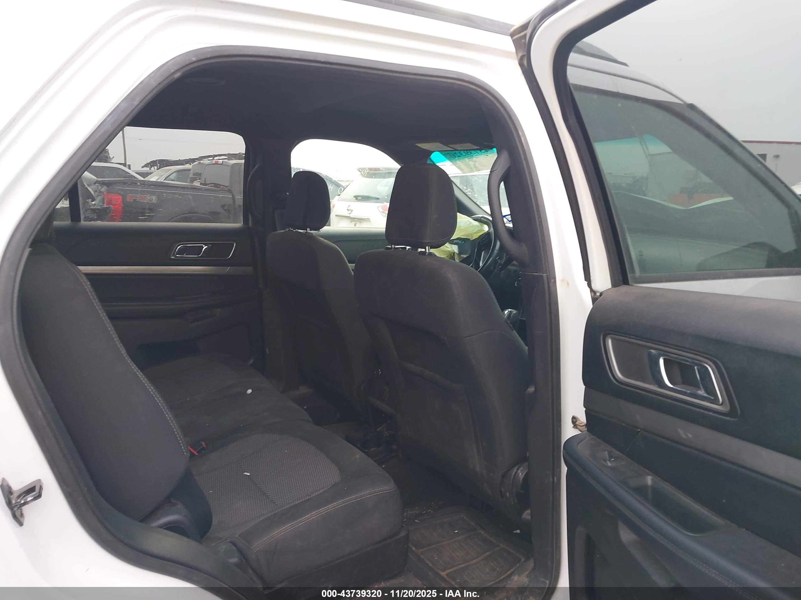 FORD EXPLORER image 8