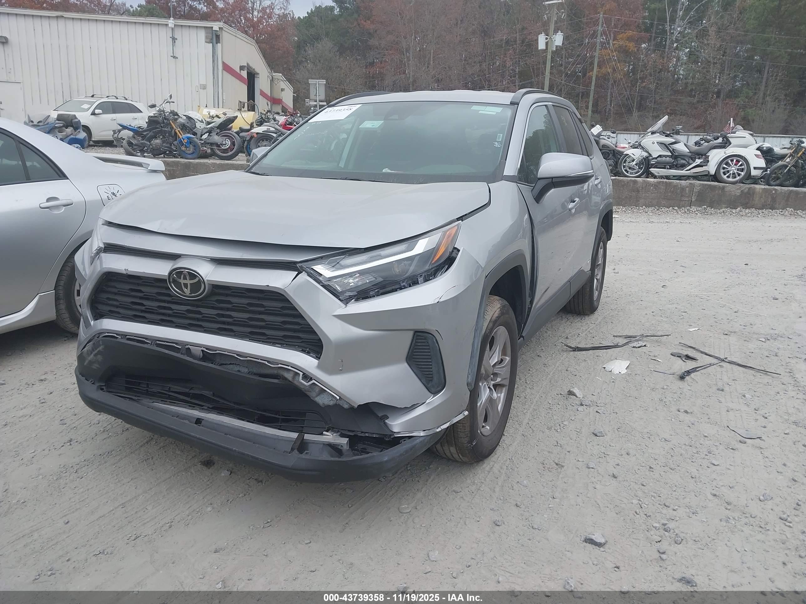 TOYOTA RAV4 image 2