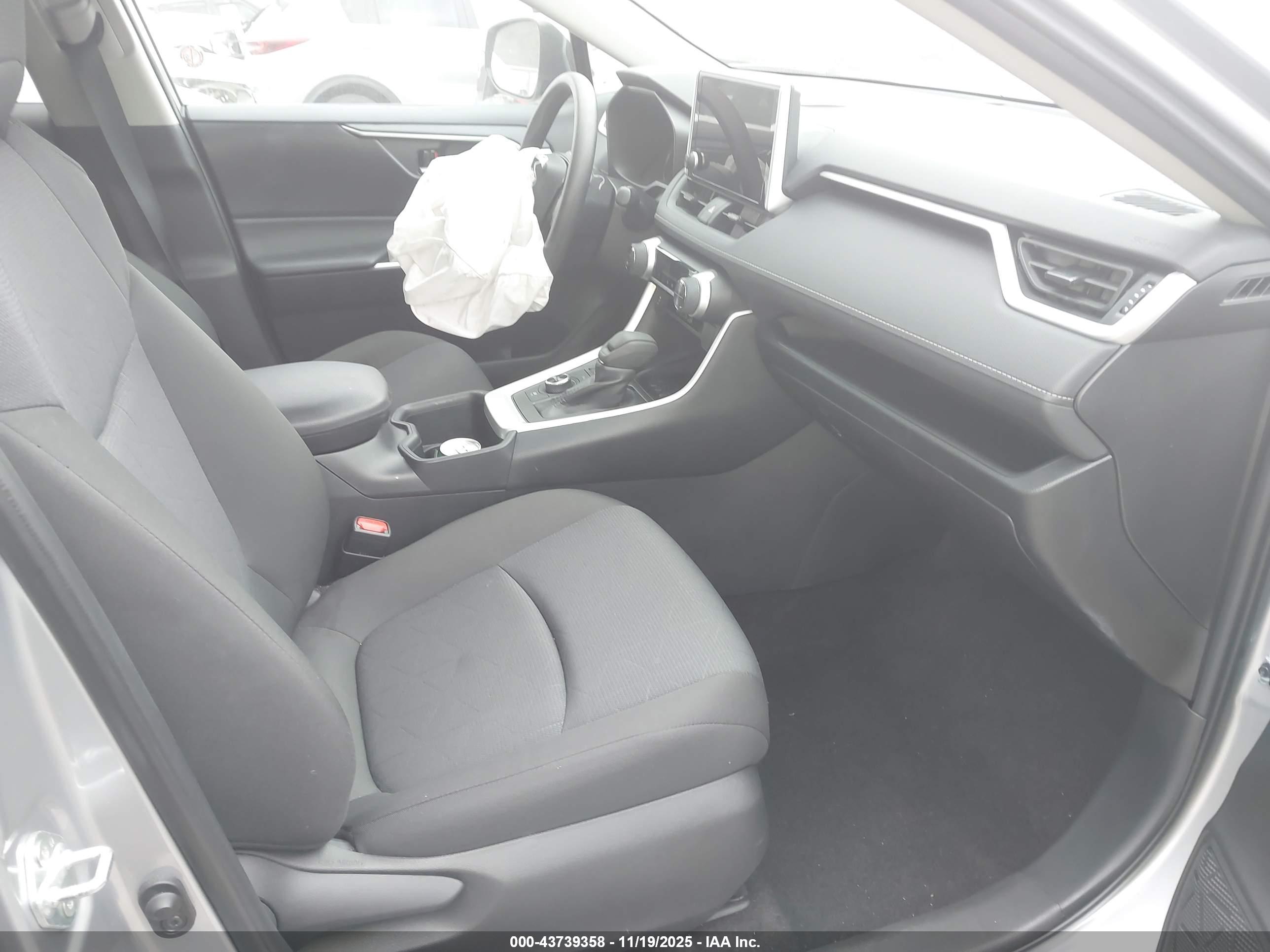 TOYOTA RAV4 image 5