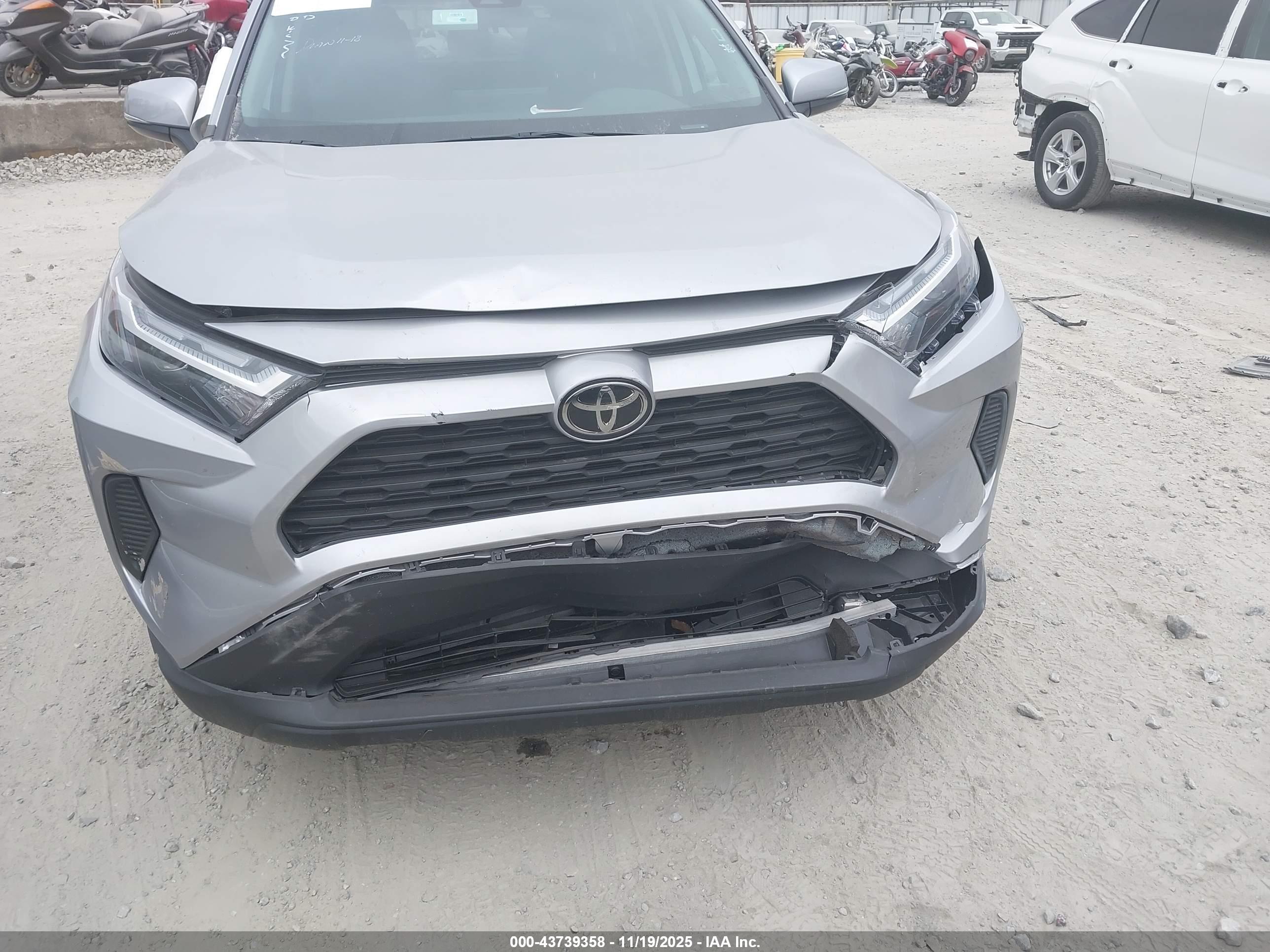 TOYOTA RAV4 image 6