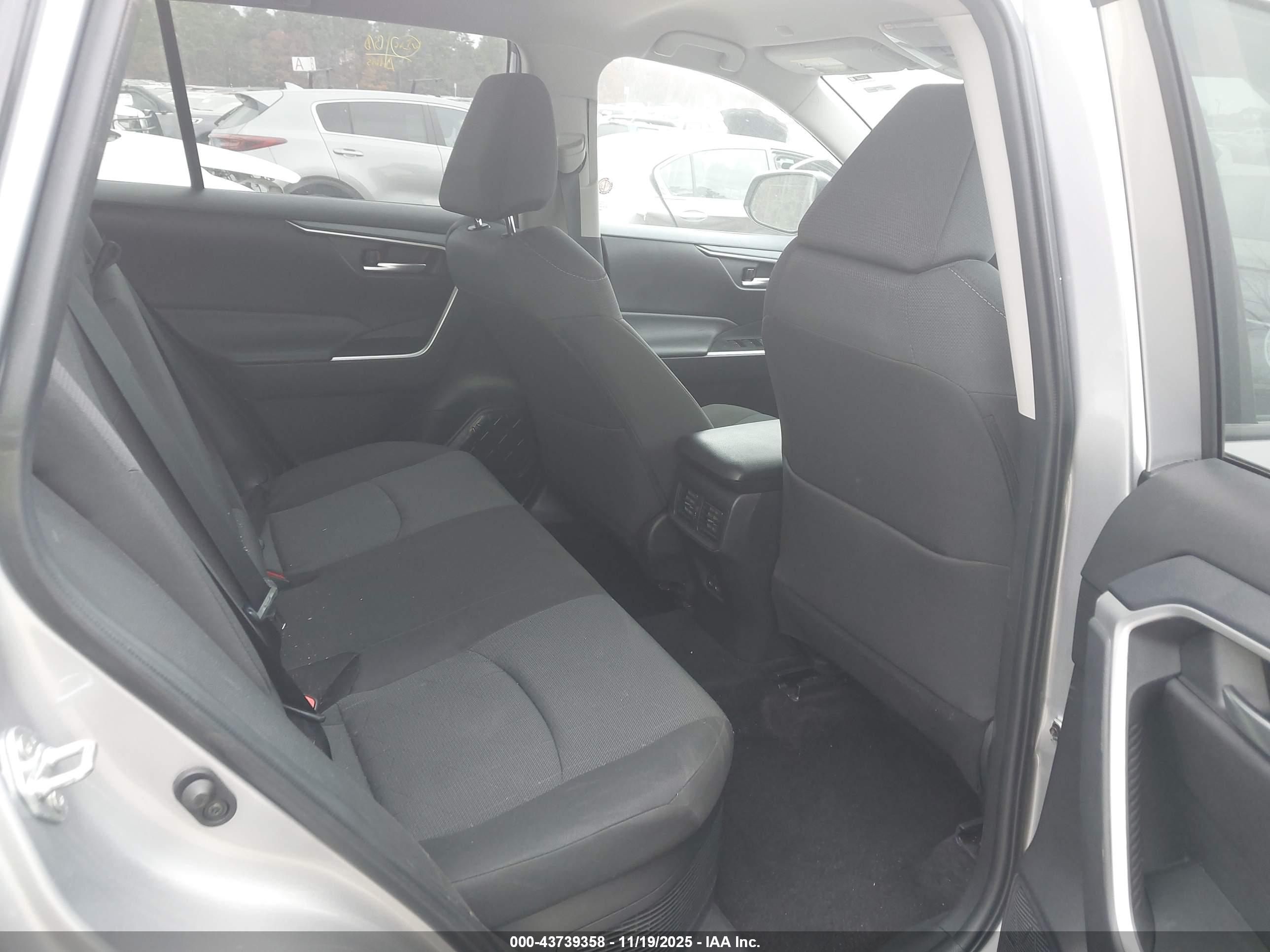 TOYOTA RAV4 image 8