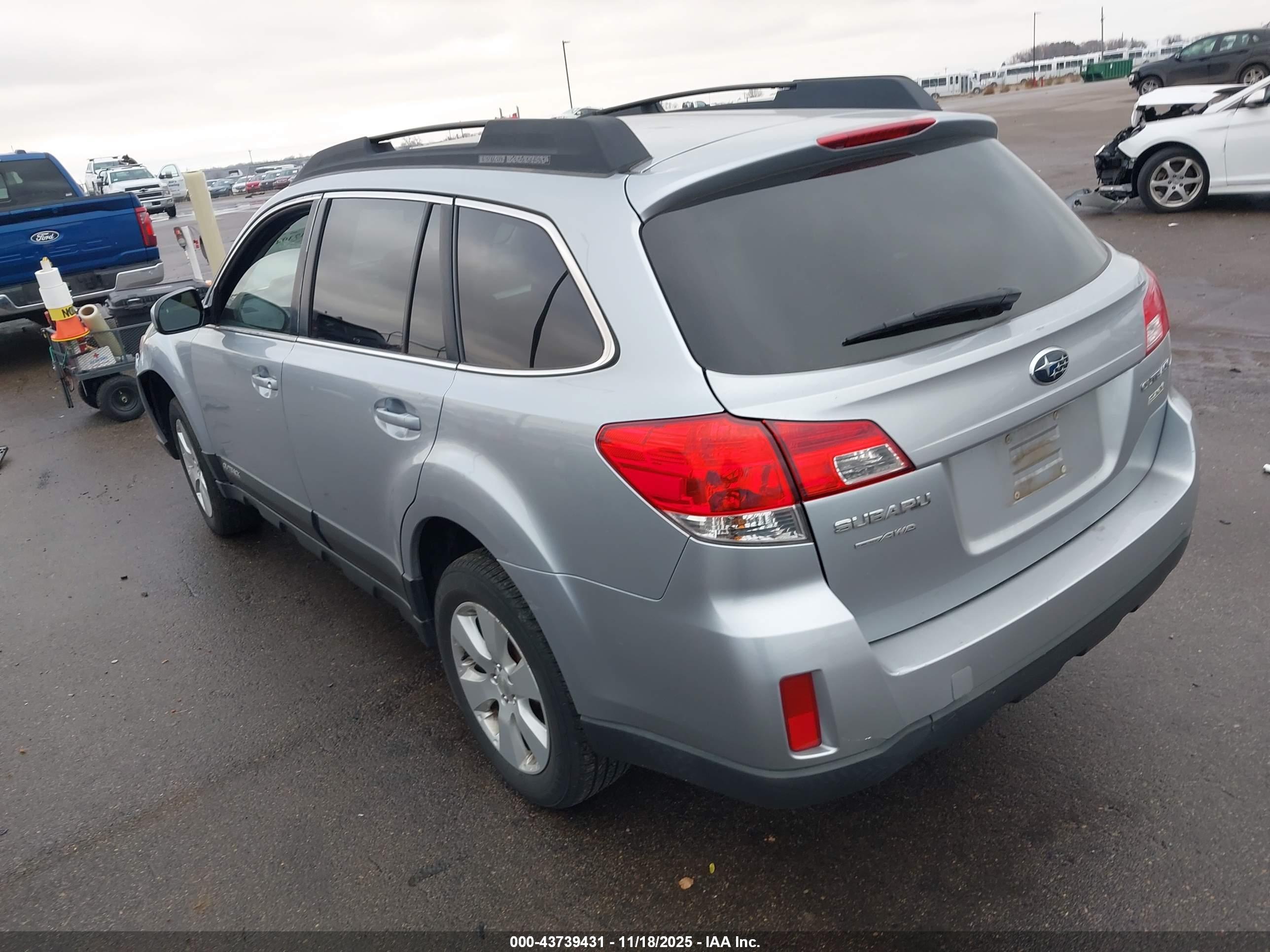 SUBARU OUTBACK image 3
