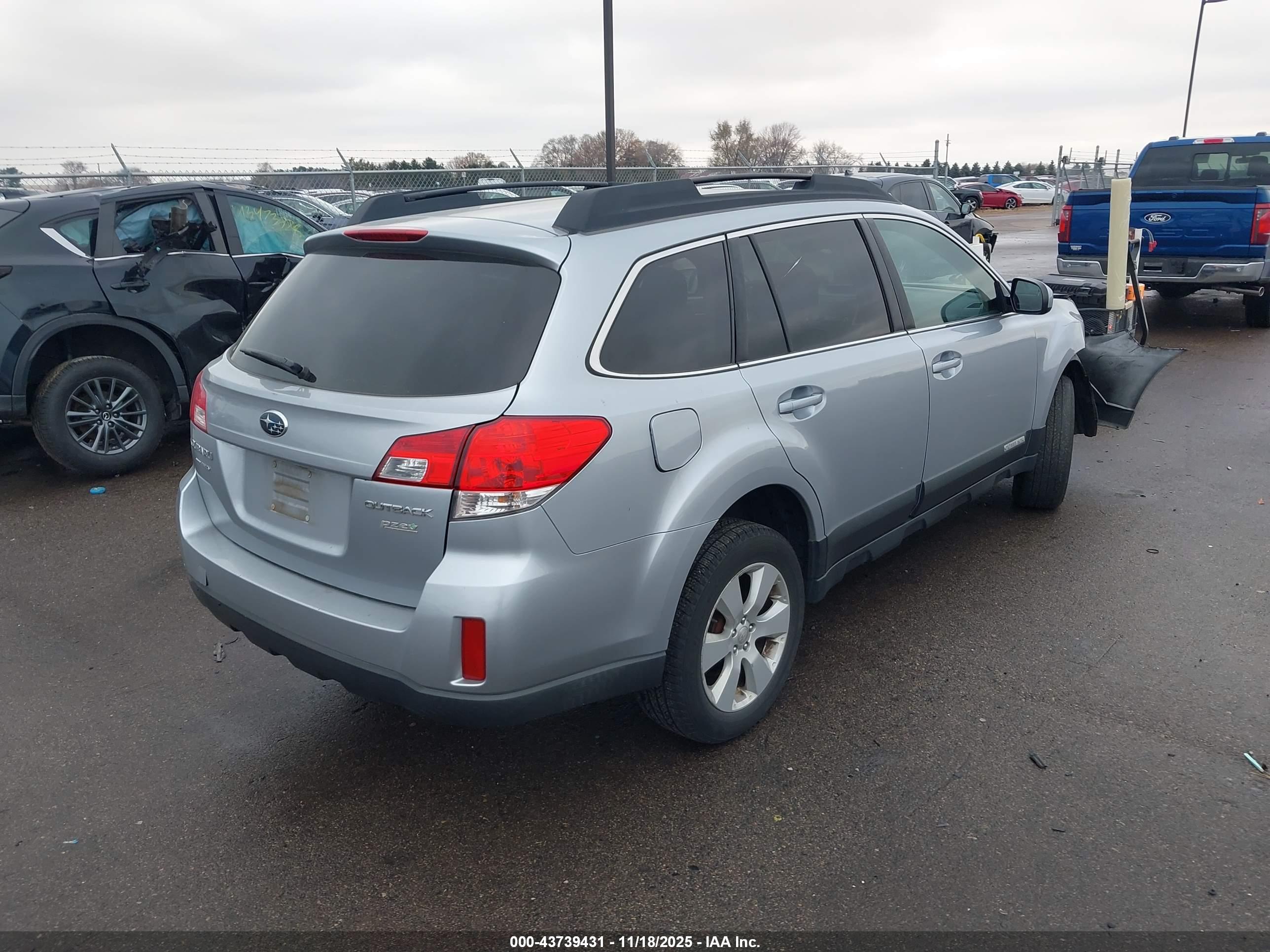 SUBARU OUTBACK image 4