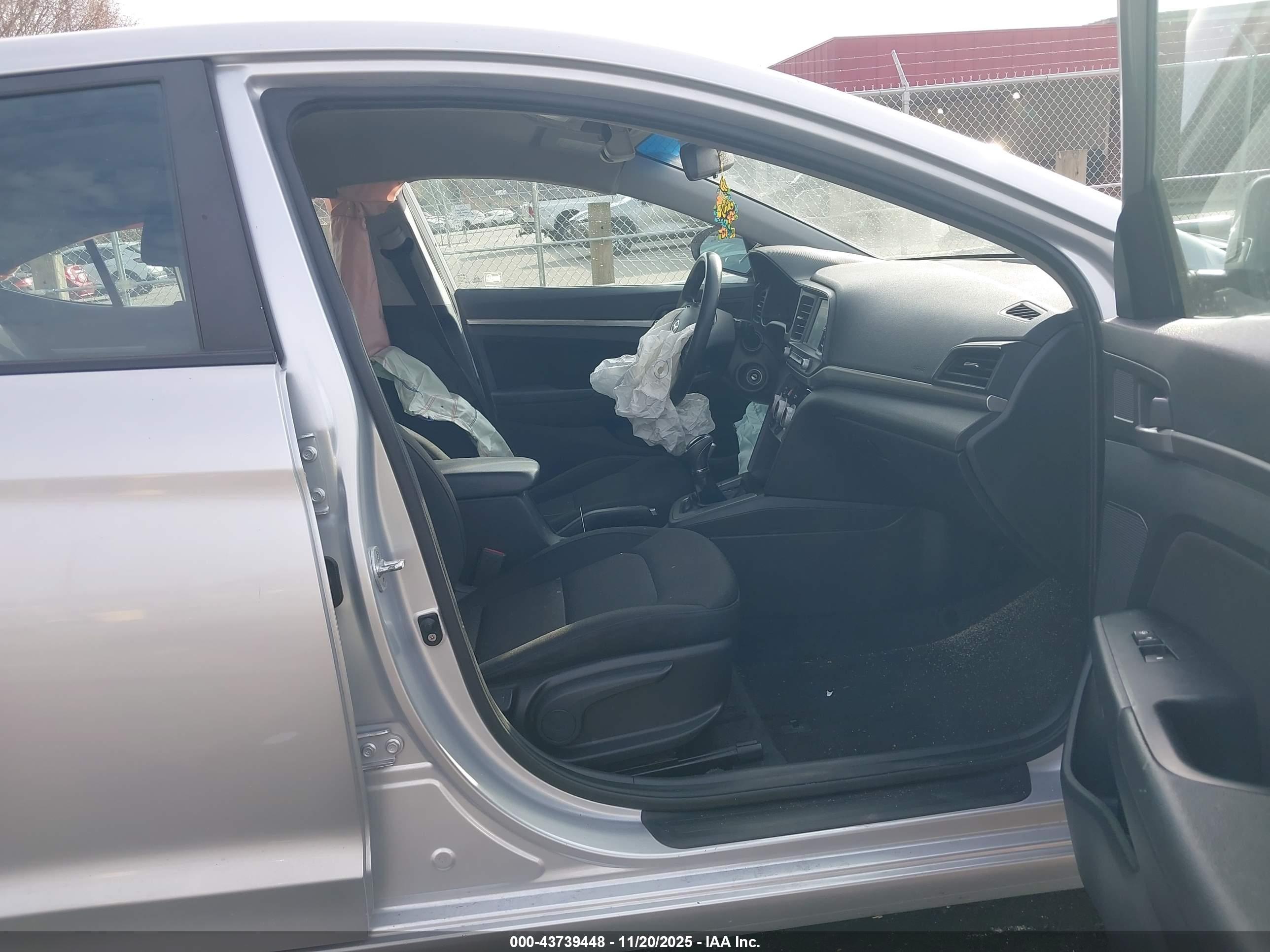 HYUNDAI ELANTRA image 5