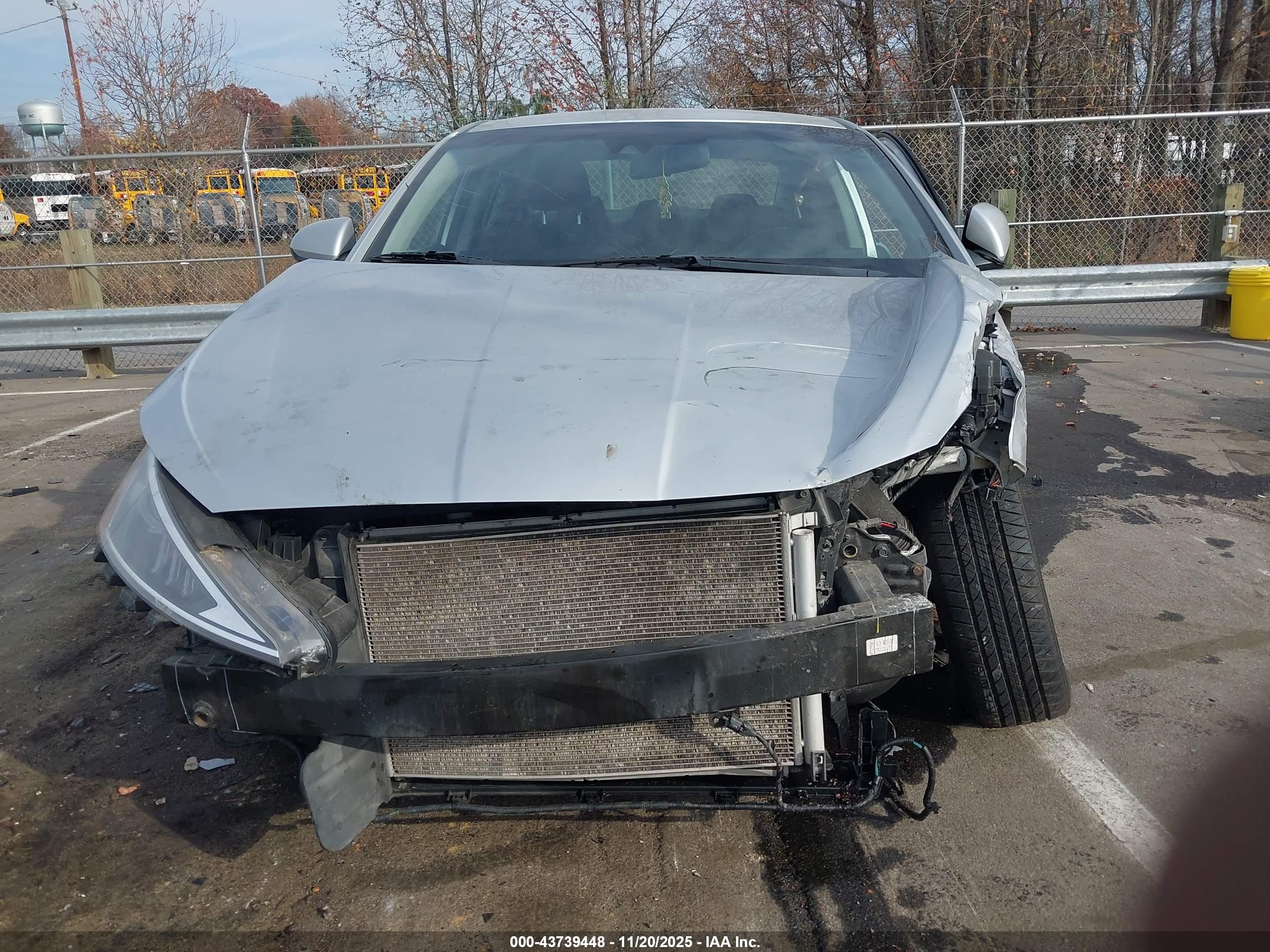 HYUNDAI ELANTRA image 6