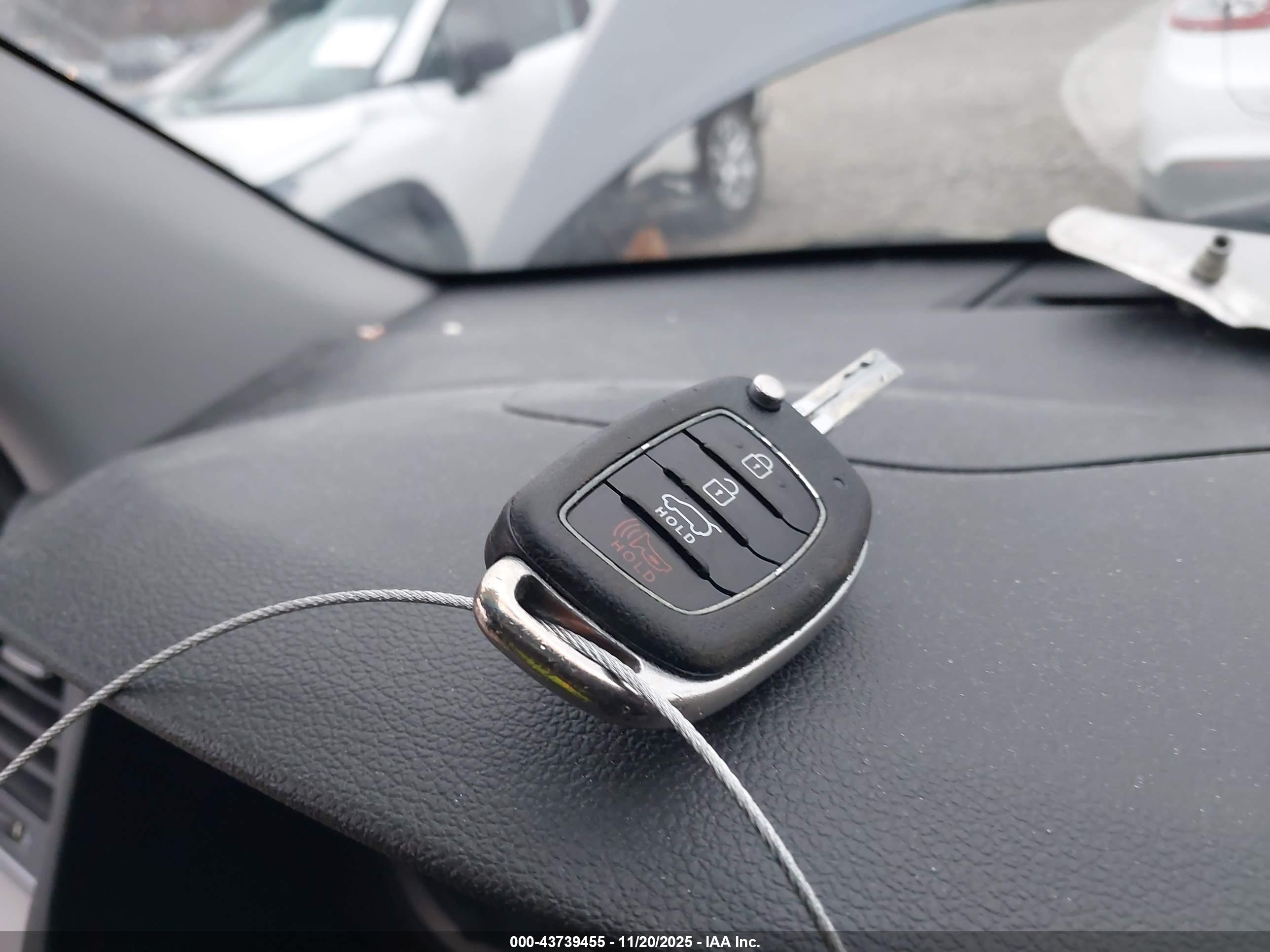 HYUNDAI TUCSON image 11