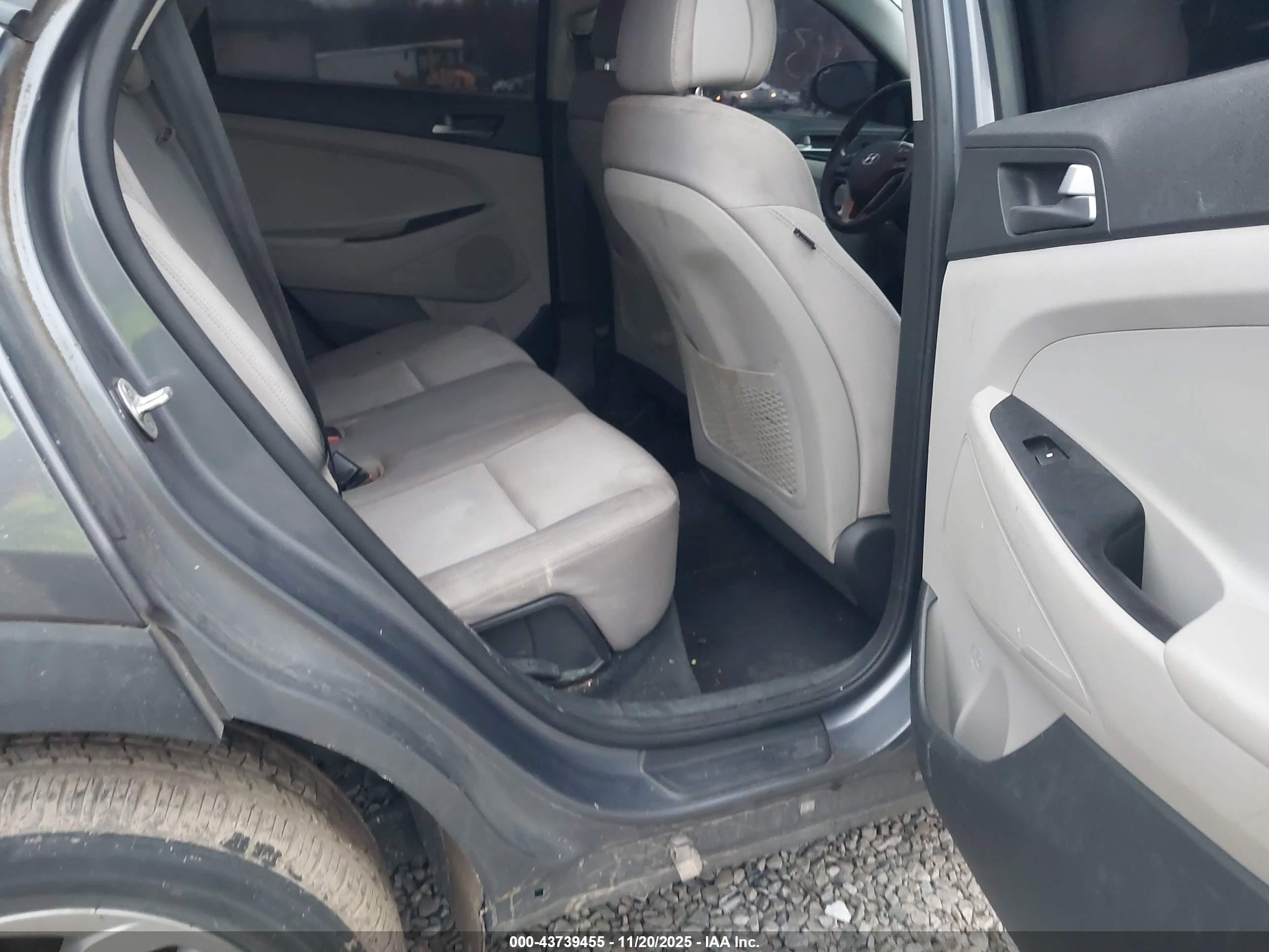 HYUNDAI TUCSON image 8