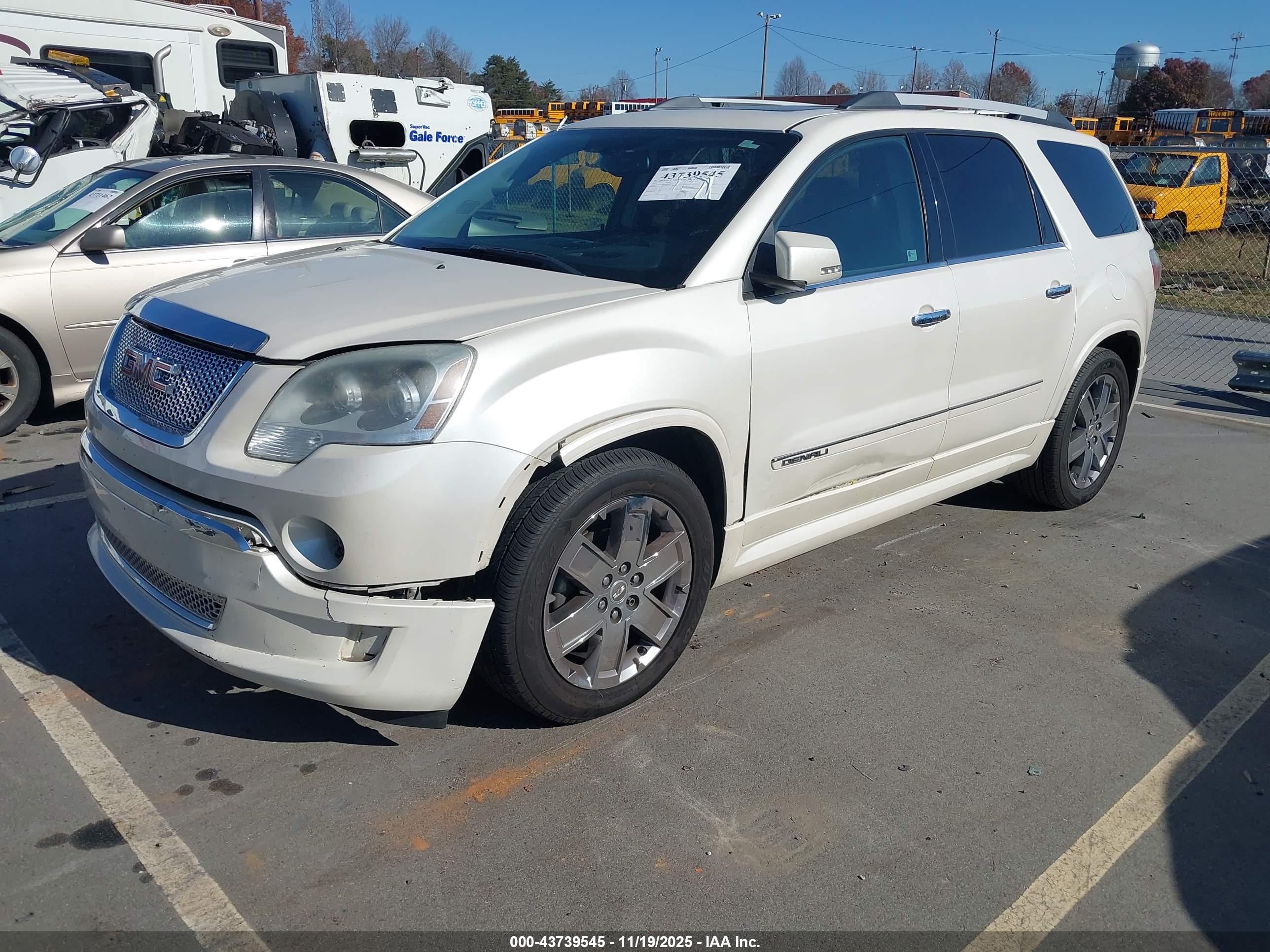 GMC ACADIA image 2
