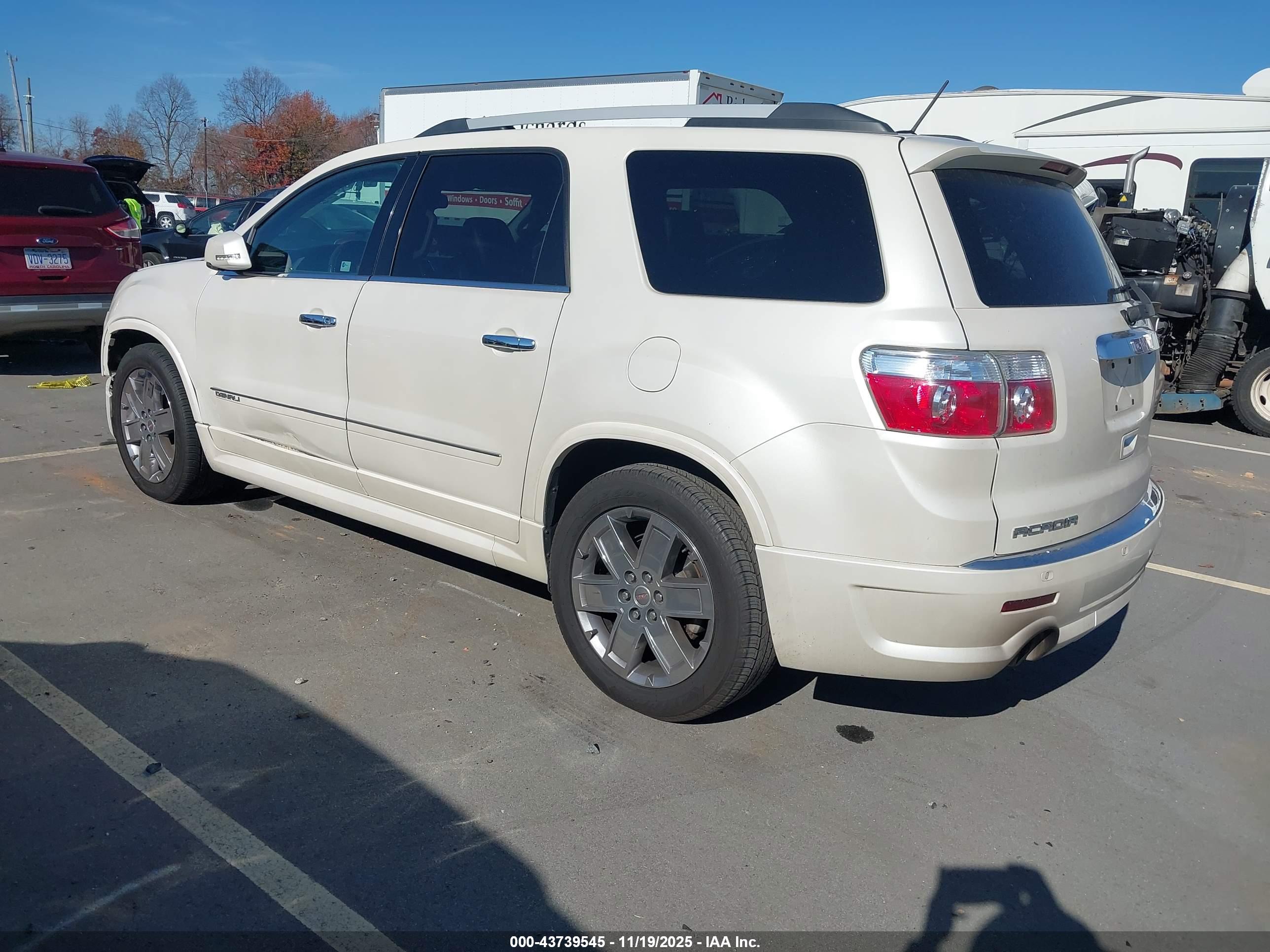 GMC ACADIA image 3