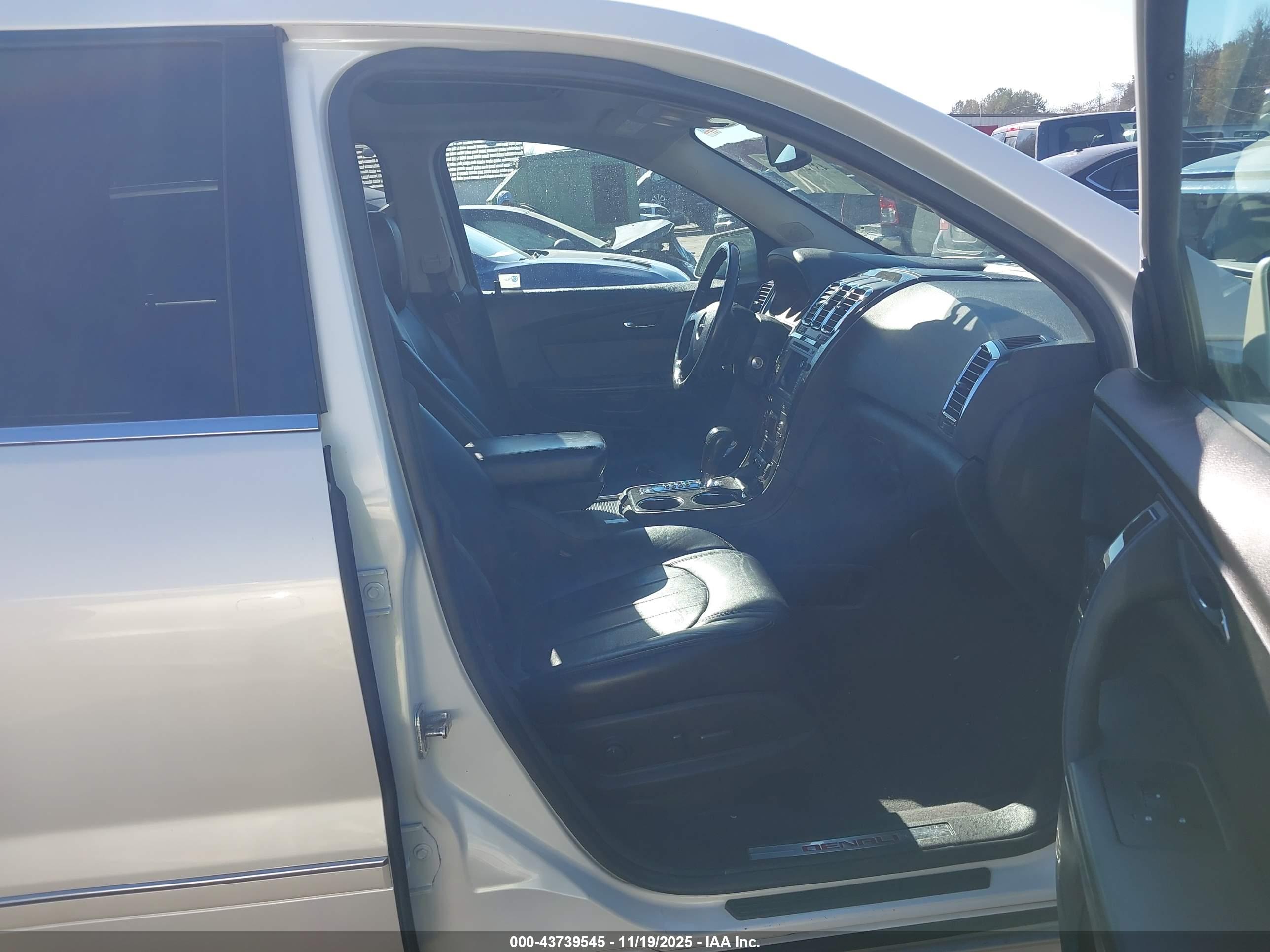 GMC ACADIA image 5