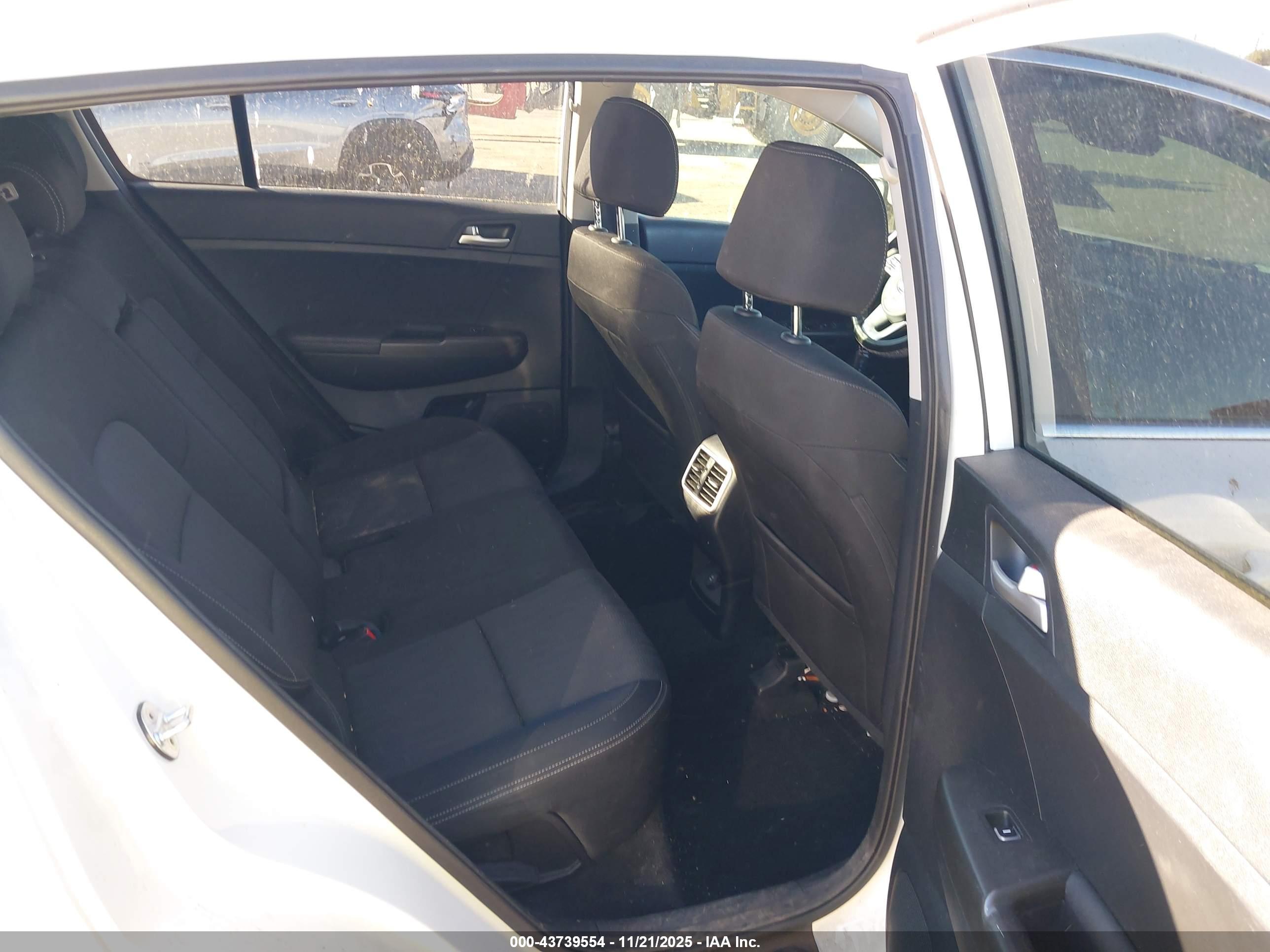 KIA SPORTAGE image 8
