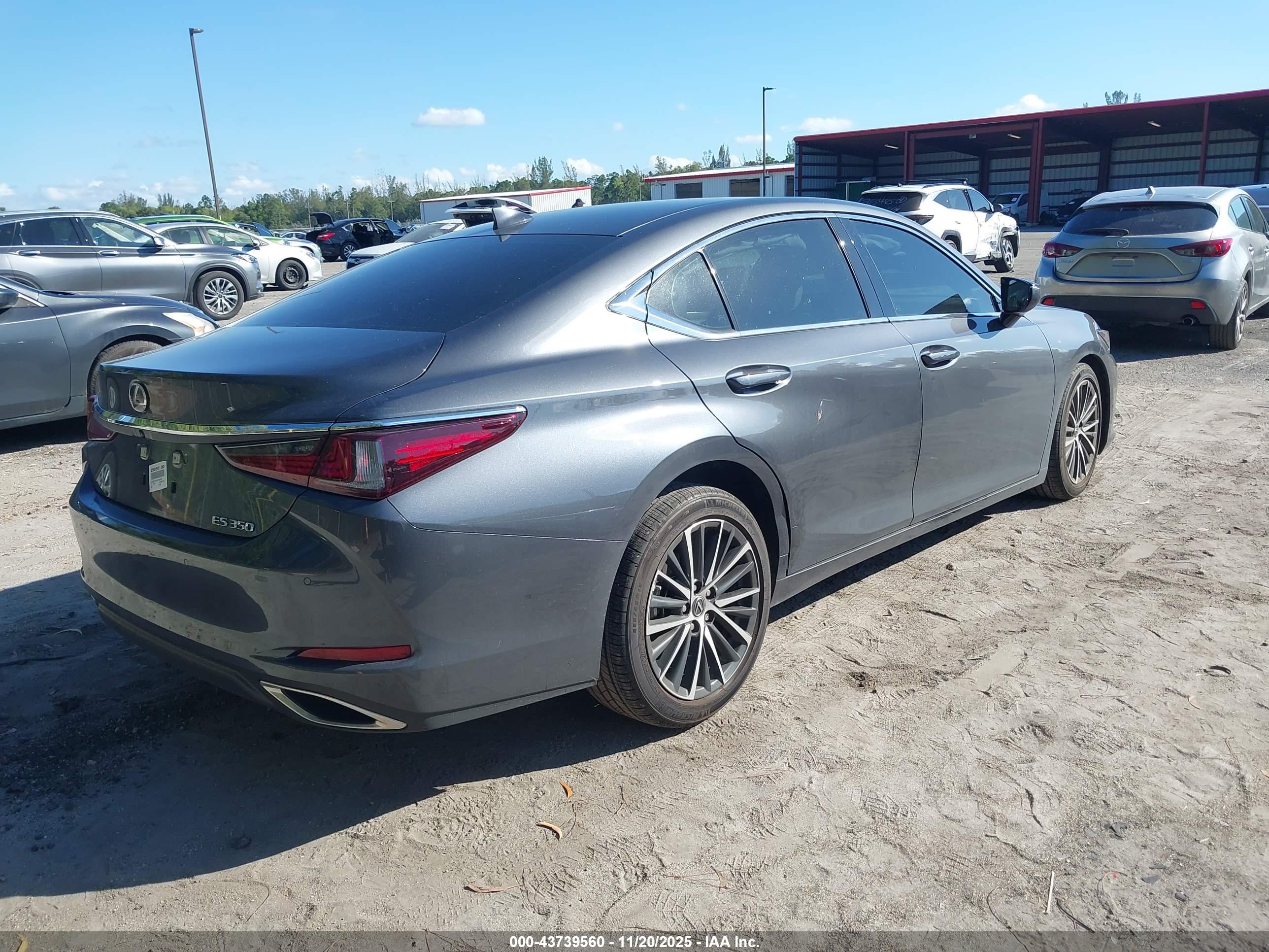 LEXUS ES image 4