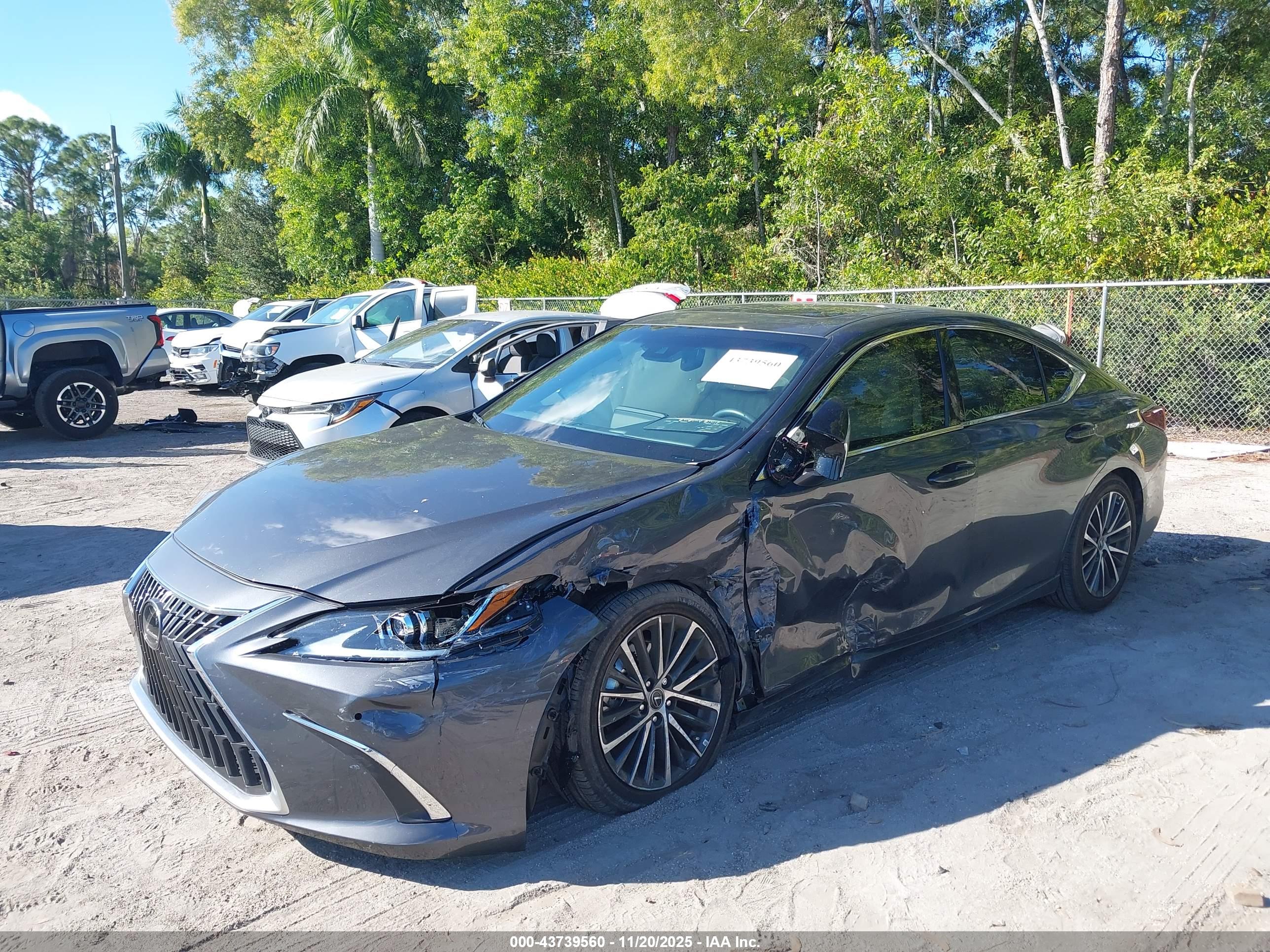 LEXUS ES image 6