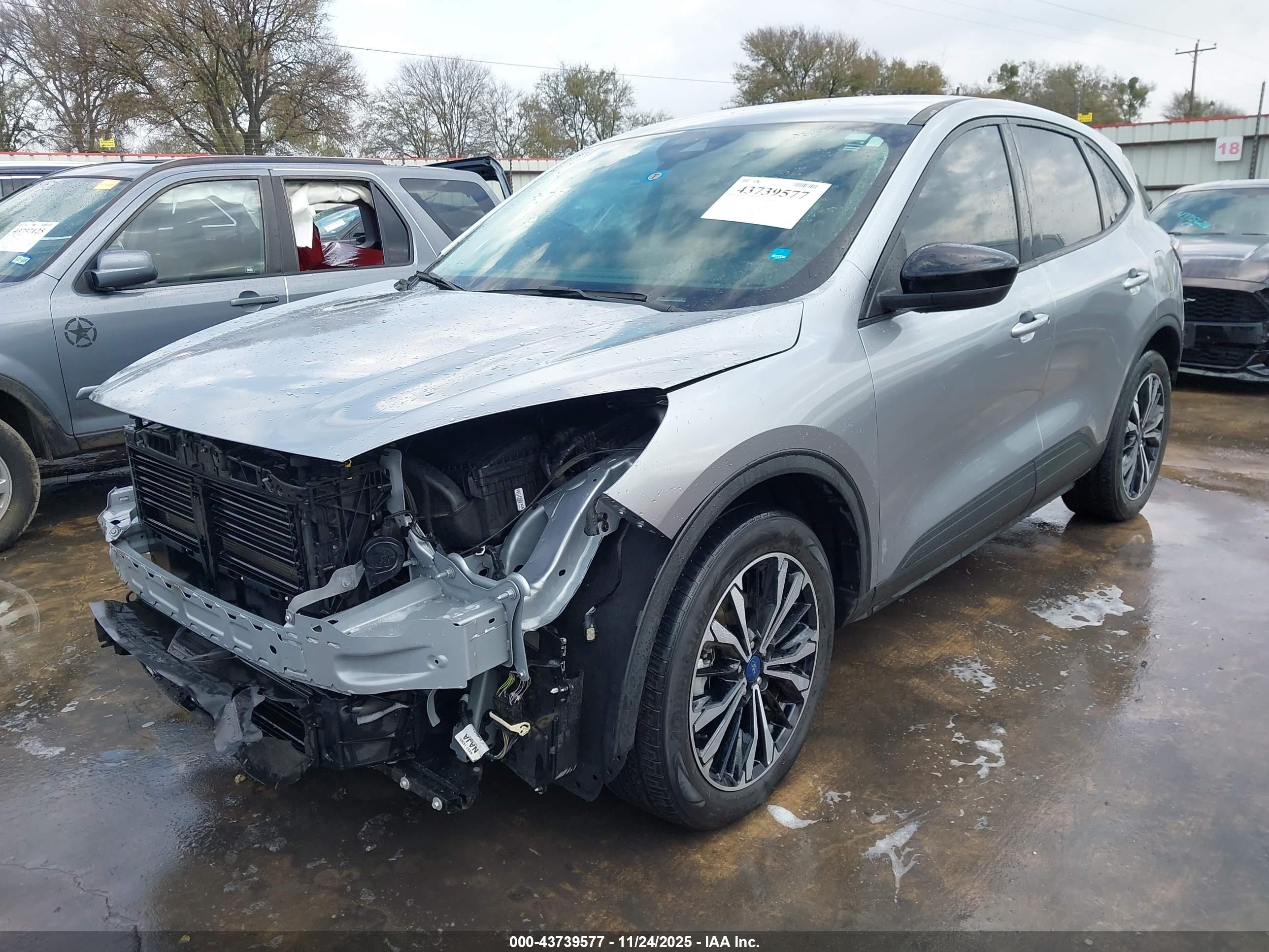 FORD ESCAPE image 2