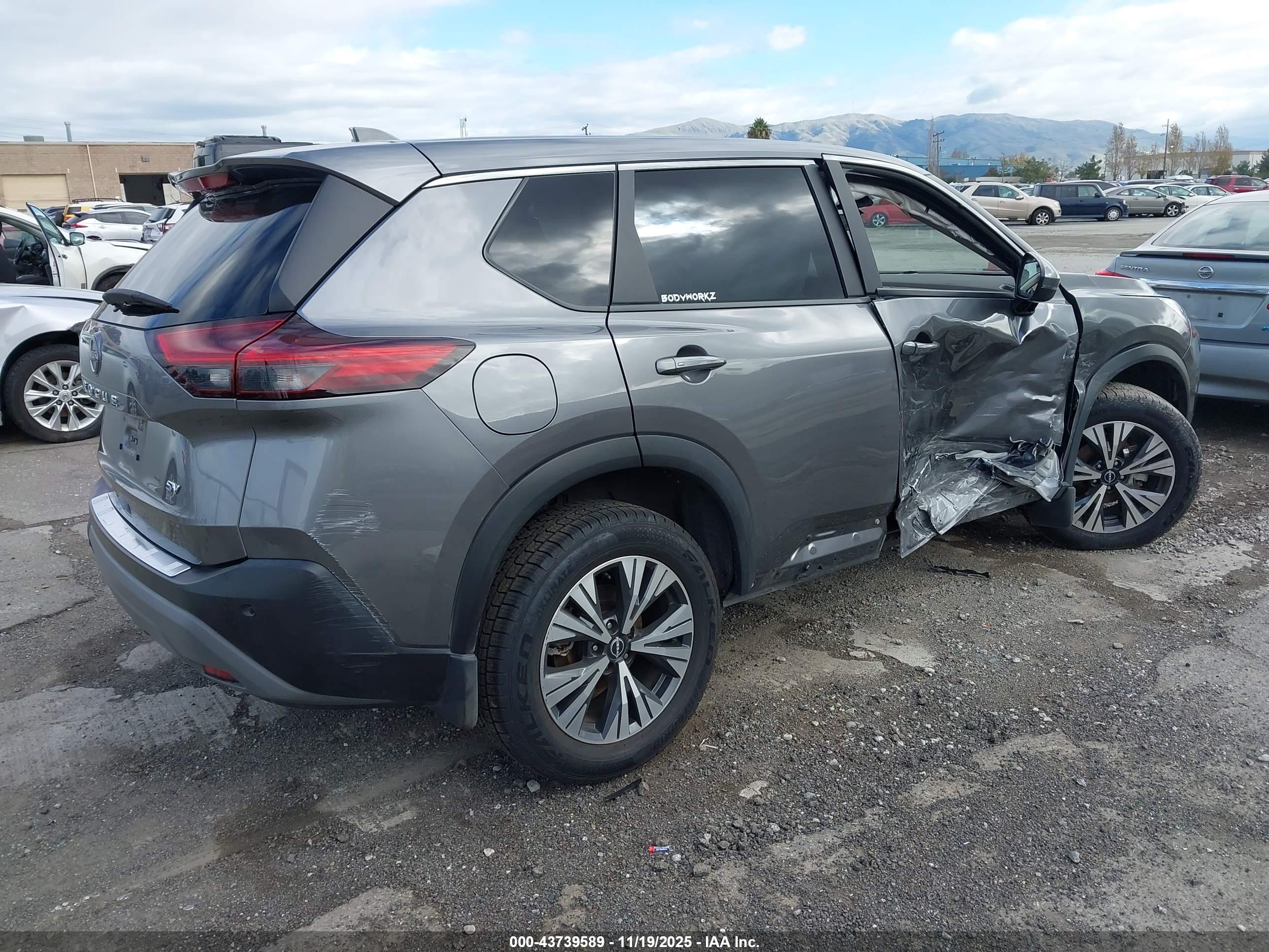 NISSAN ROGUE image 4