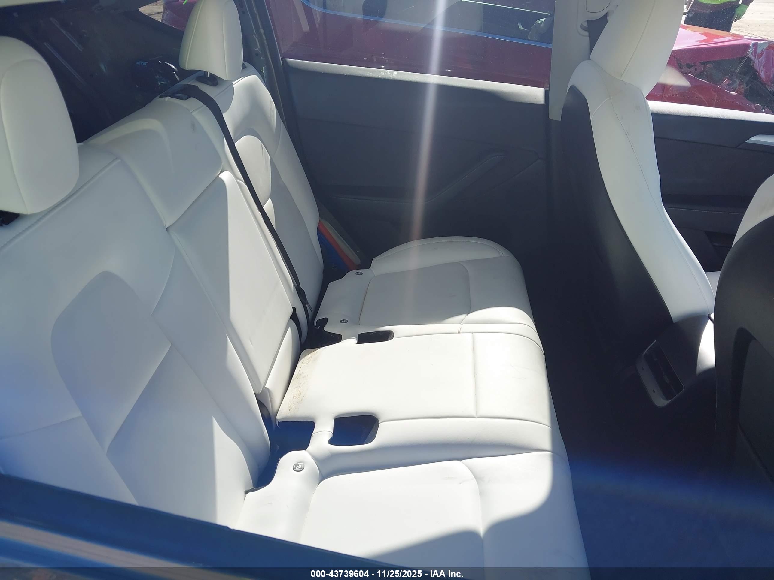 TESLA MODEL image 8
