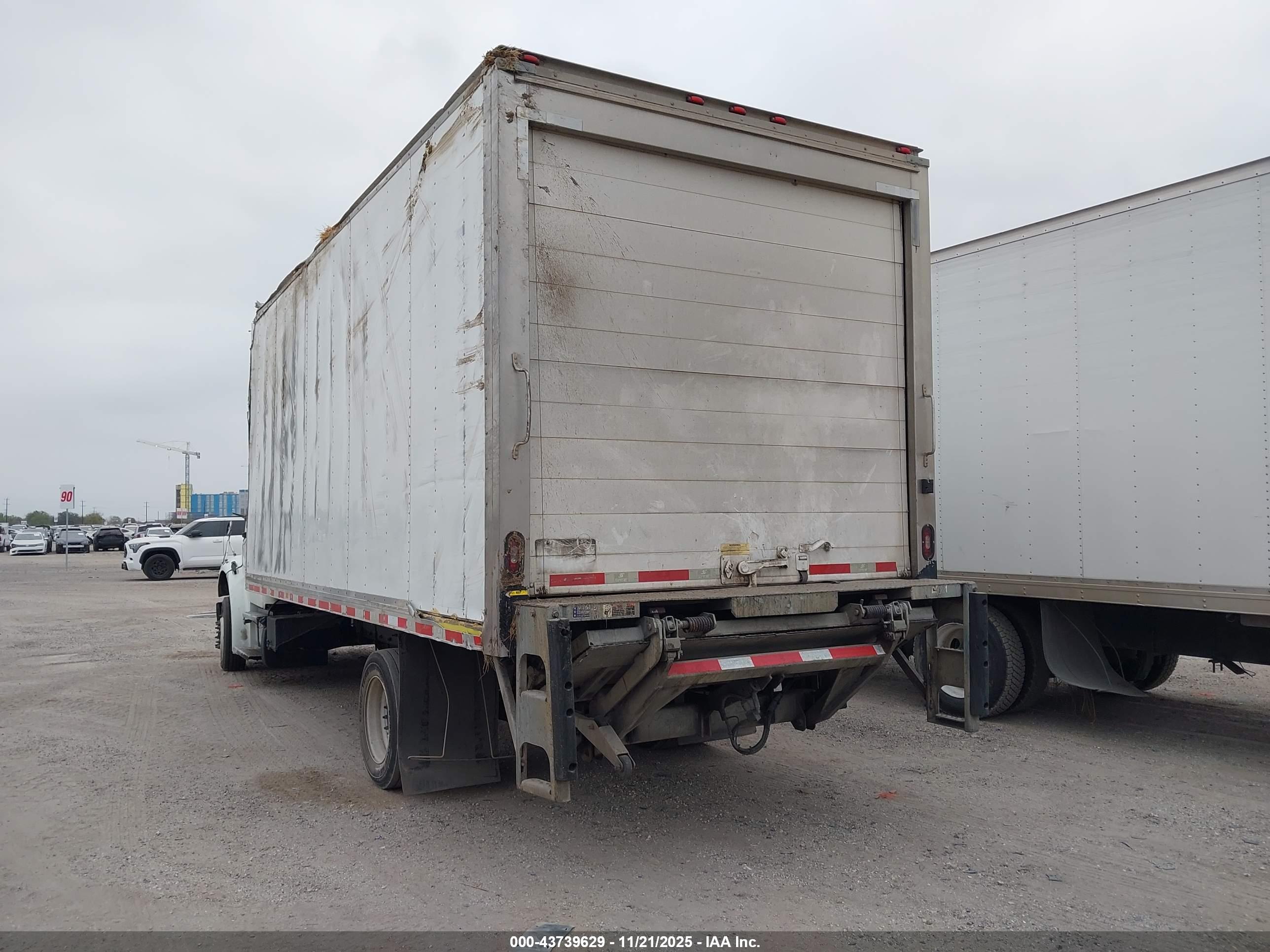 FREIGHTLINER M2 image 3