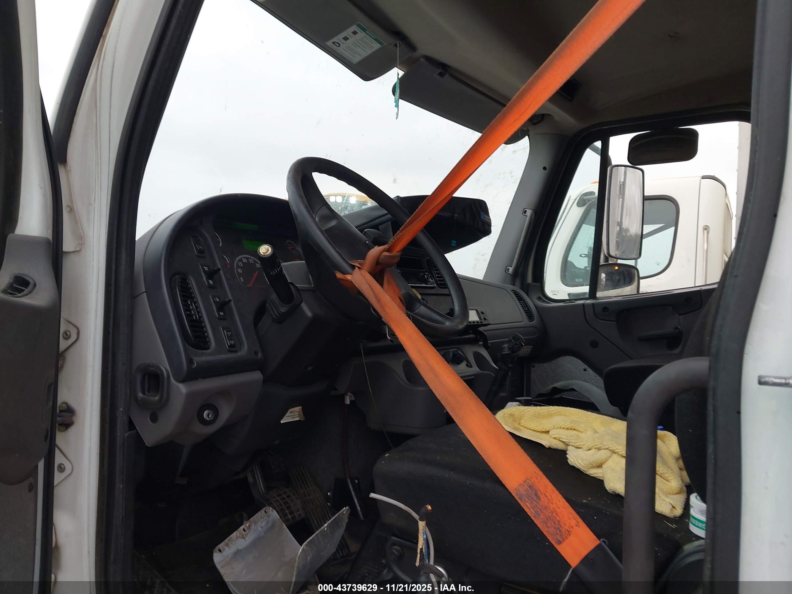 FREIGHTLINER M2 image 5