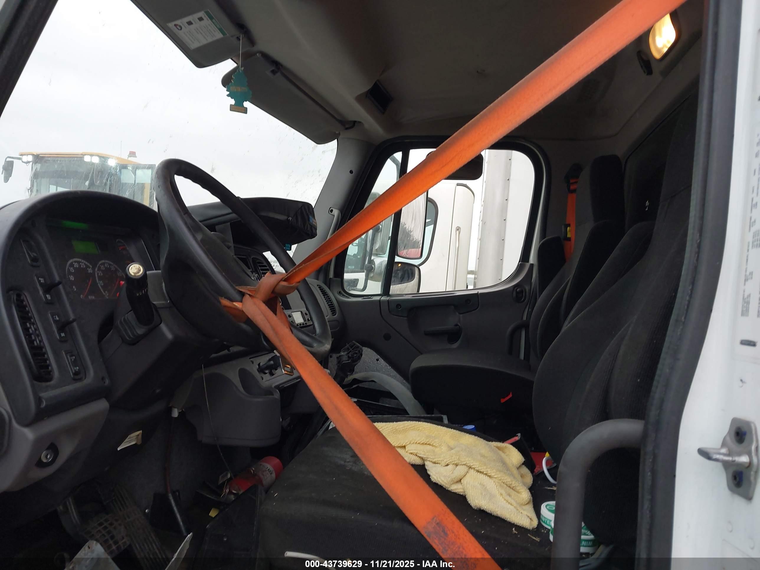 FREIGHTLINER M2 image 7