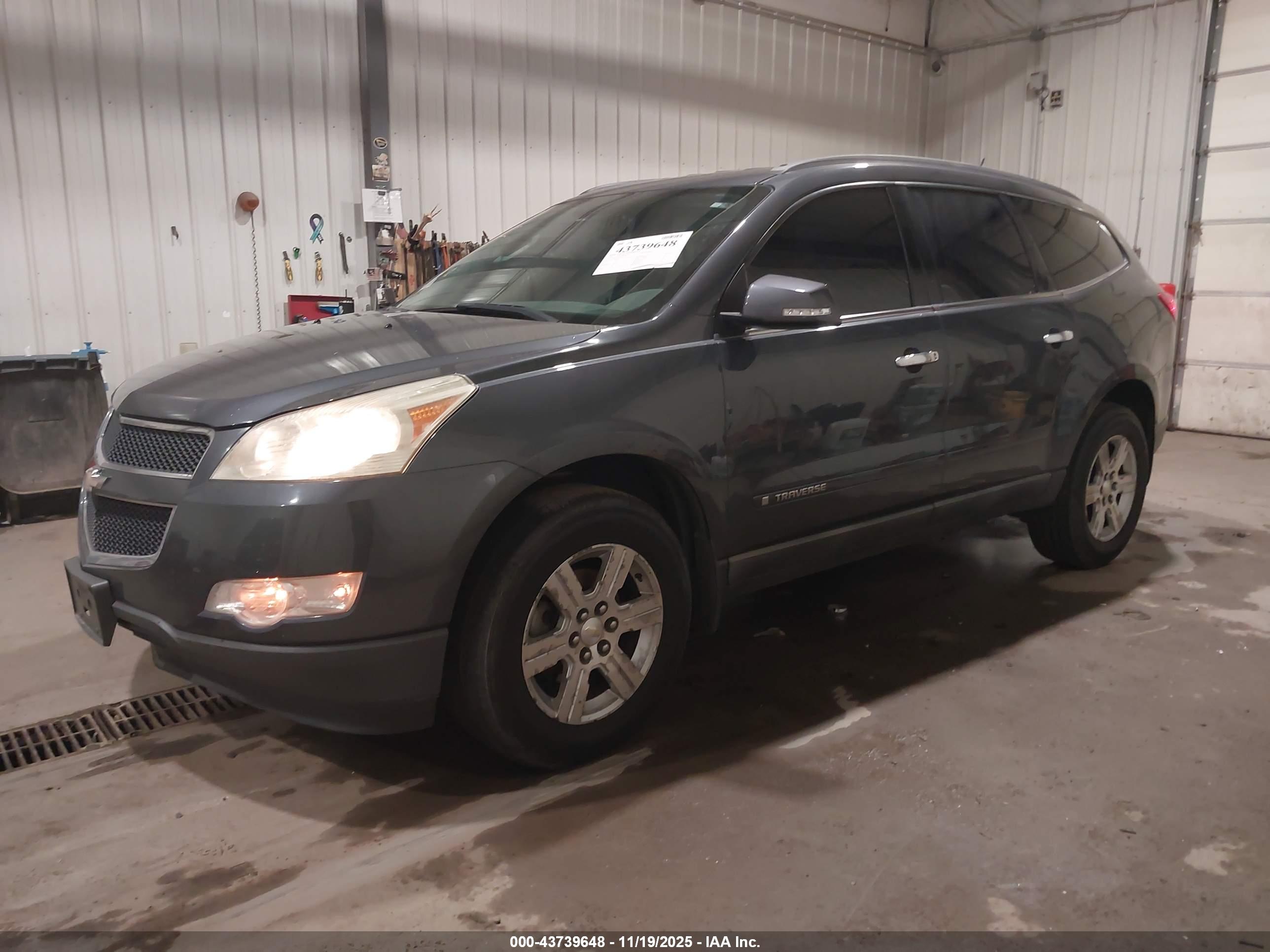 CHEVROLET TRAVERSE image 2