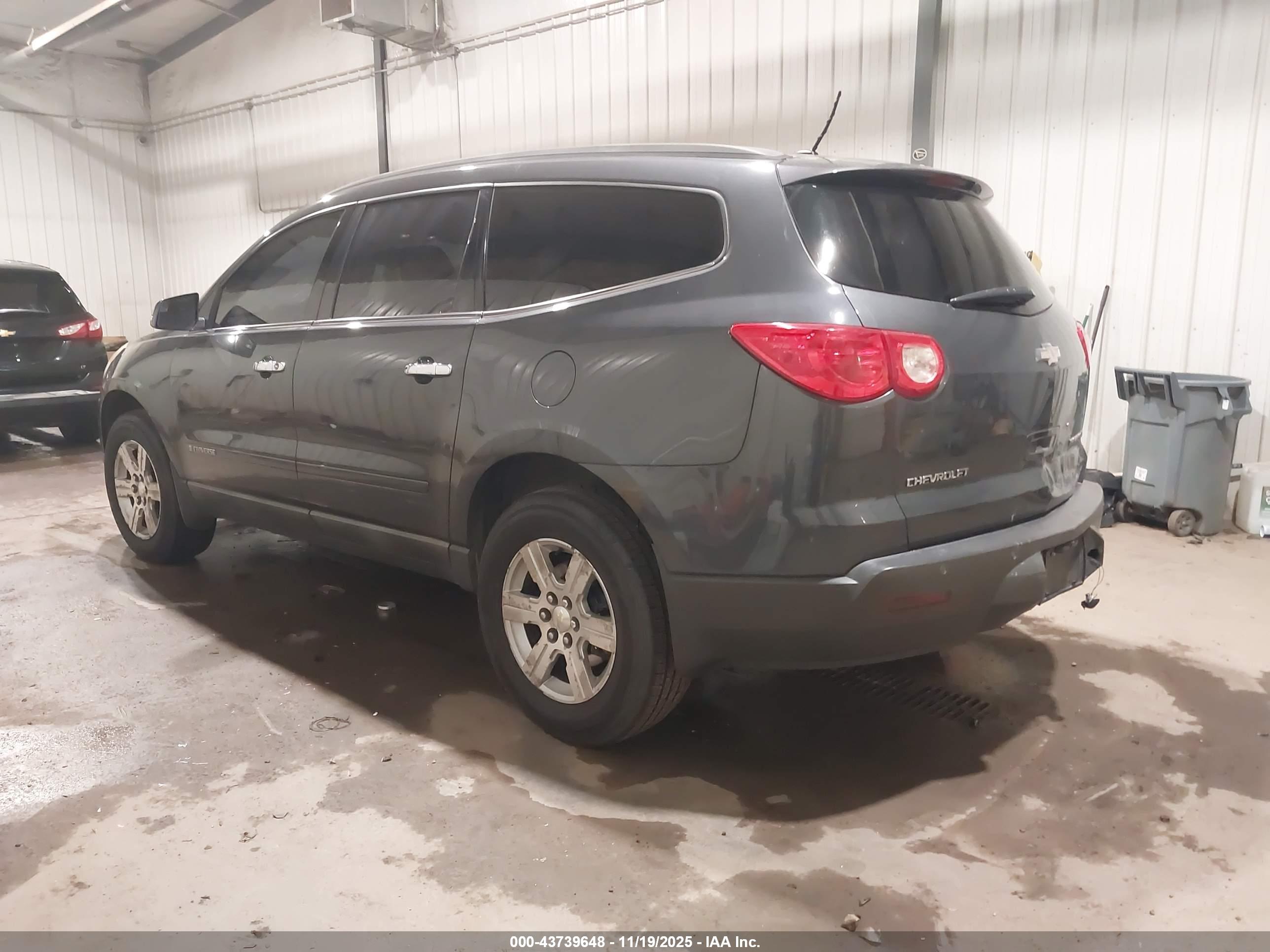 CHEVROLET TRAVERSE image 3