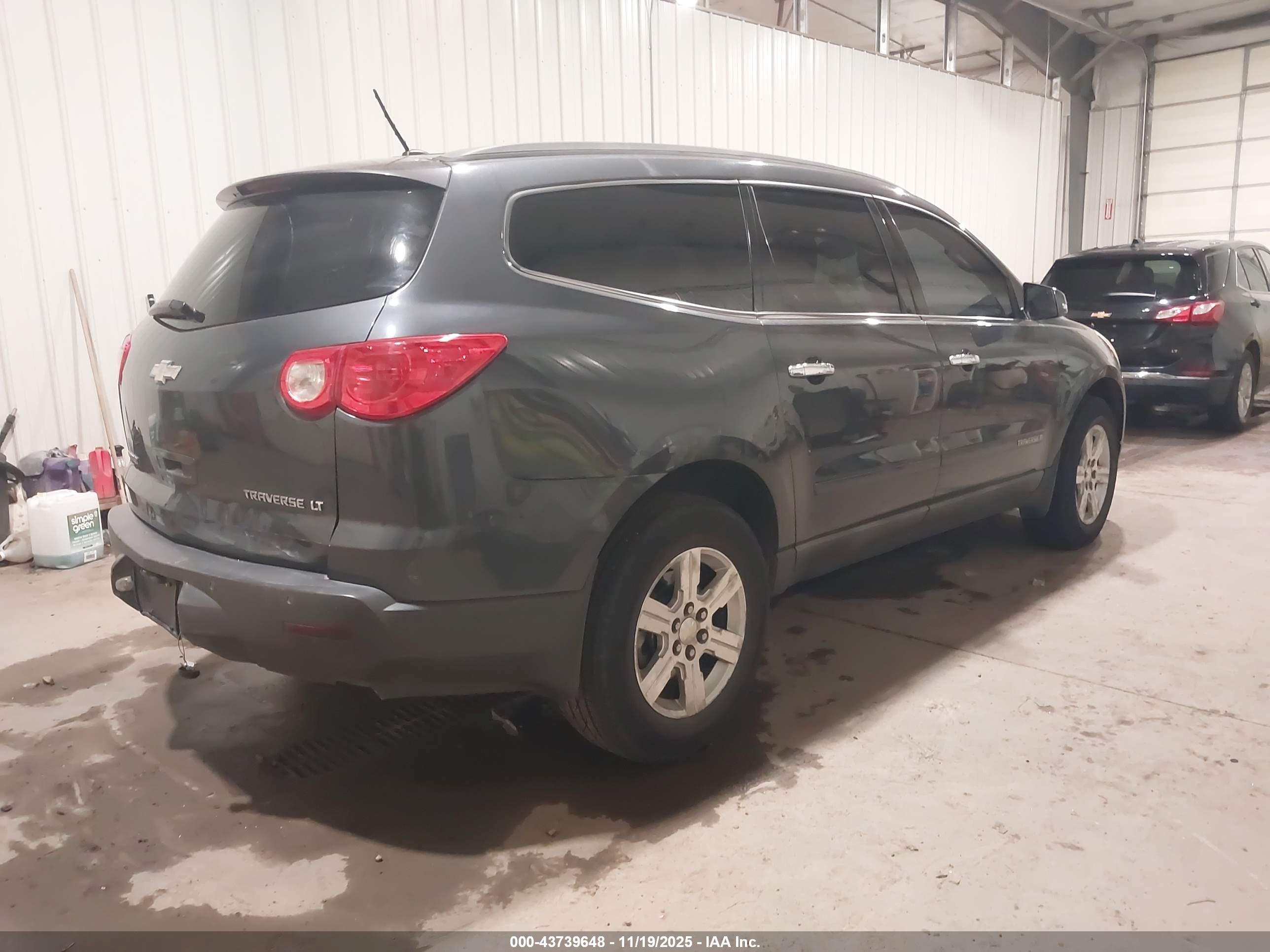 CHEVROLET TRAVERSE image 4