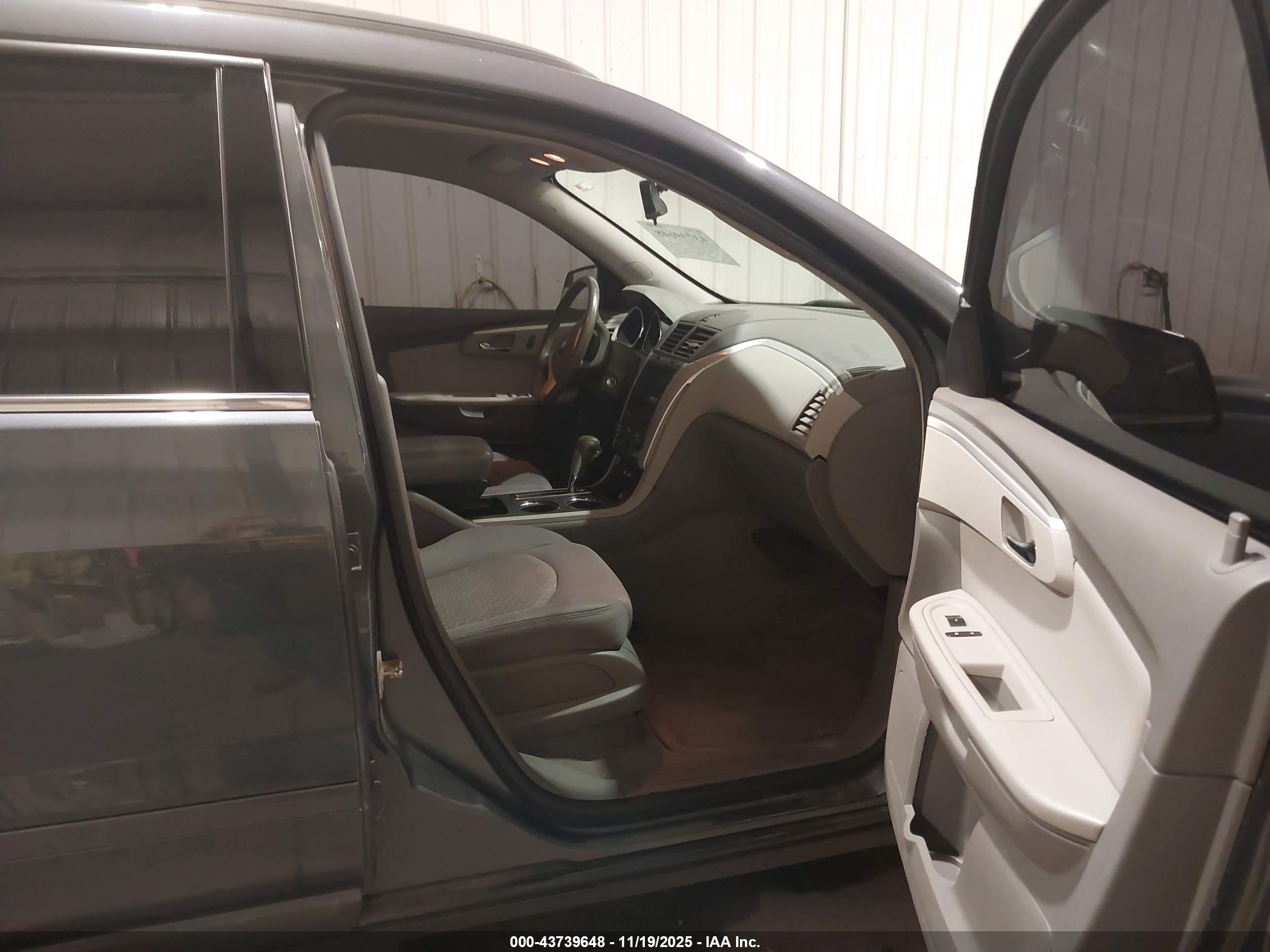 CHEVROLET TRAVERSE image 5