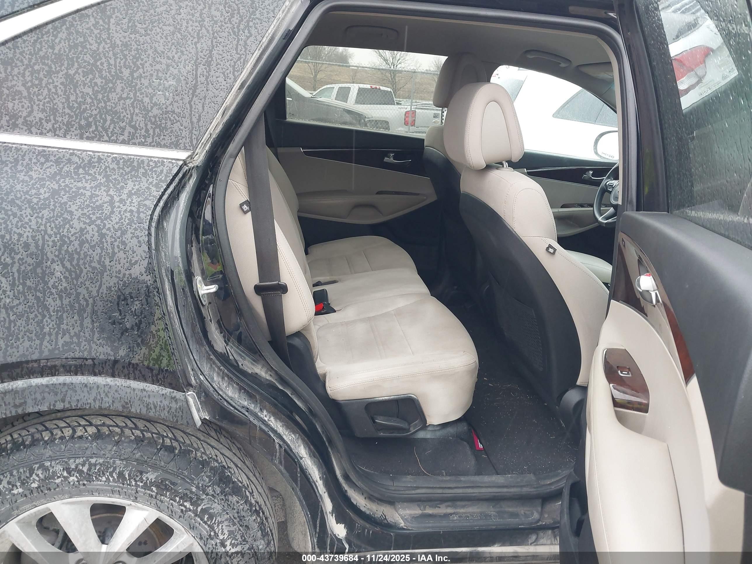 KIA SORENTO image 8