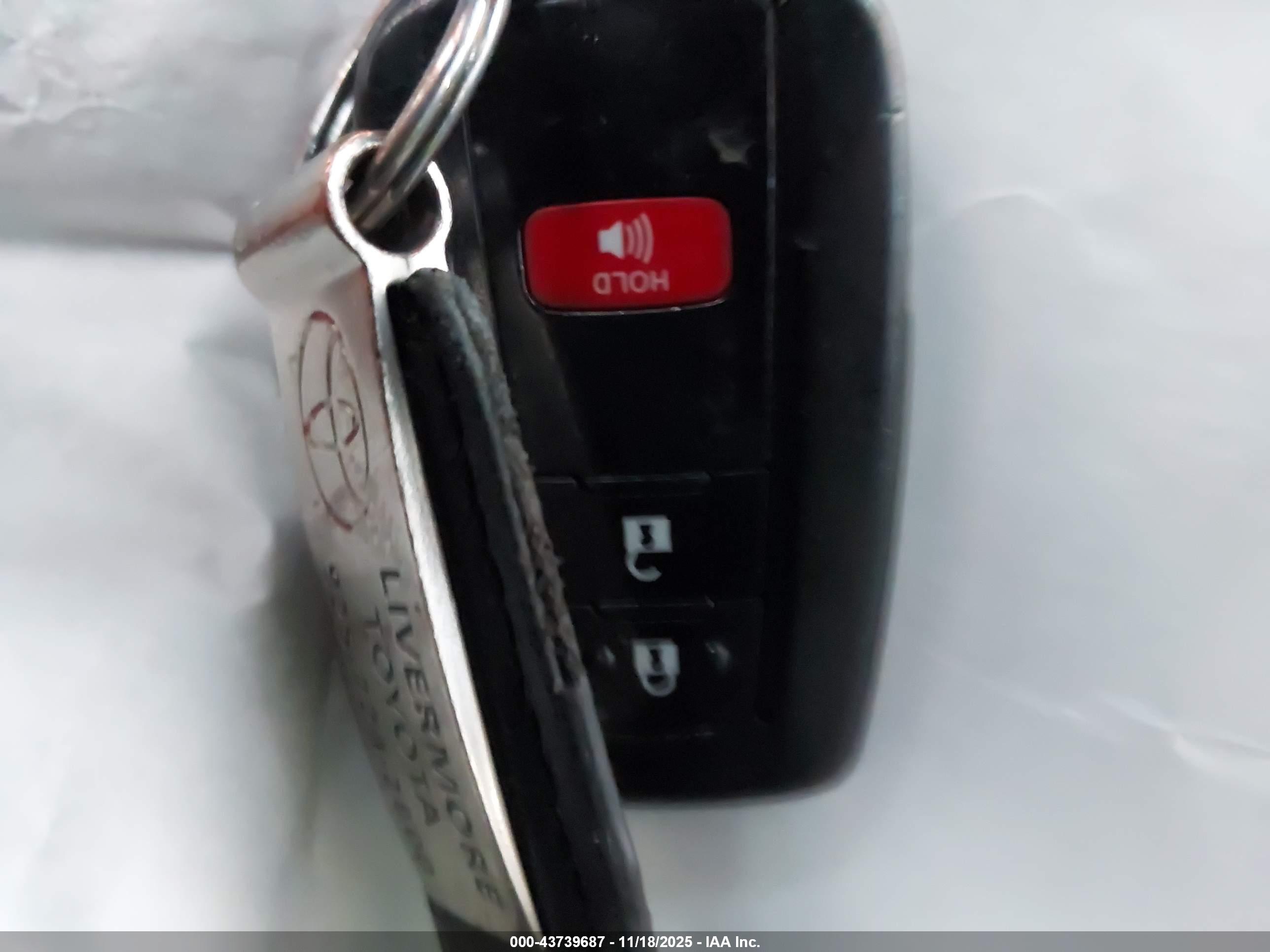 TOYOTA PRIUS image 11