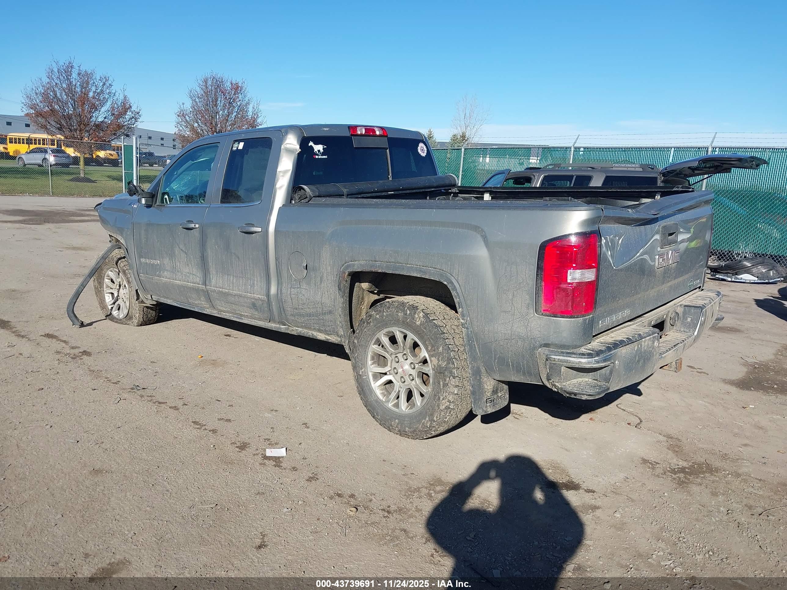 GMC SIERRA image 3