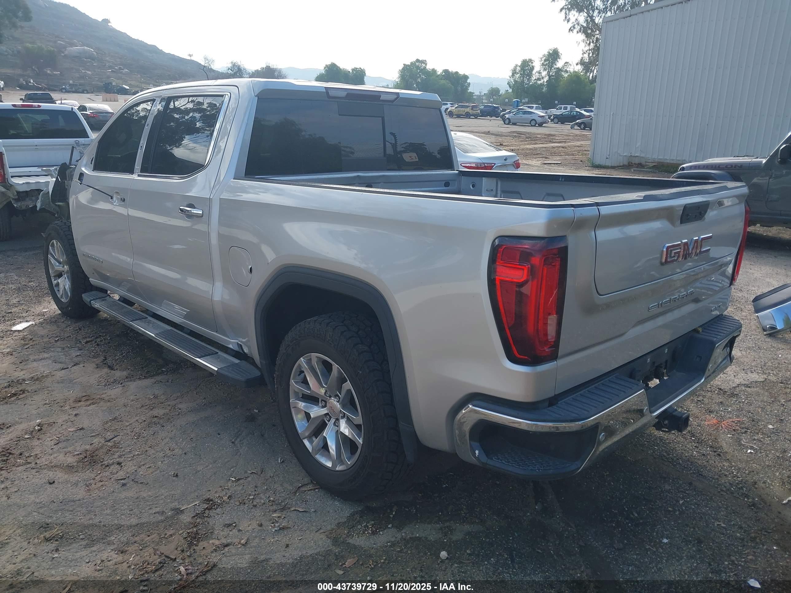 GMC SIERRA image 3