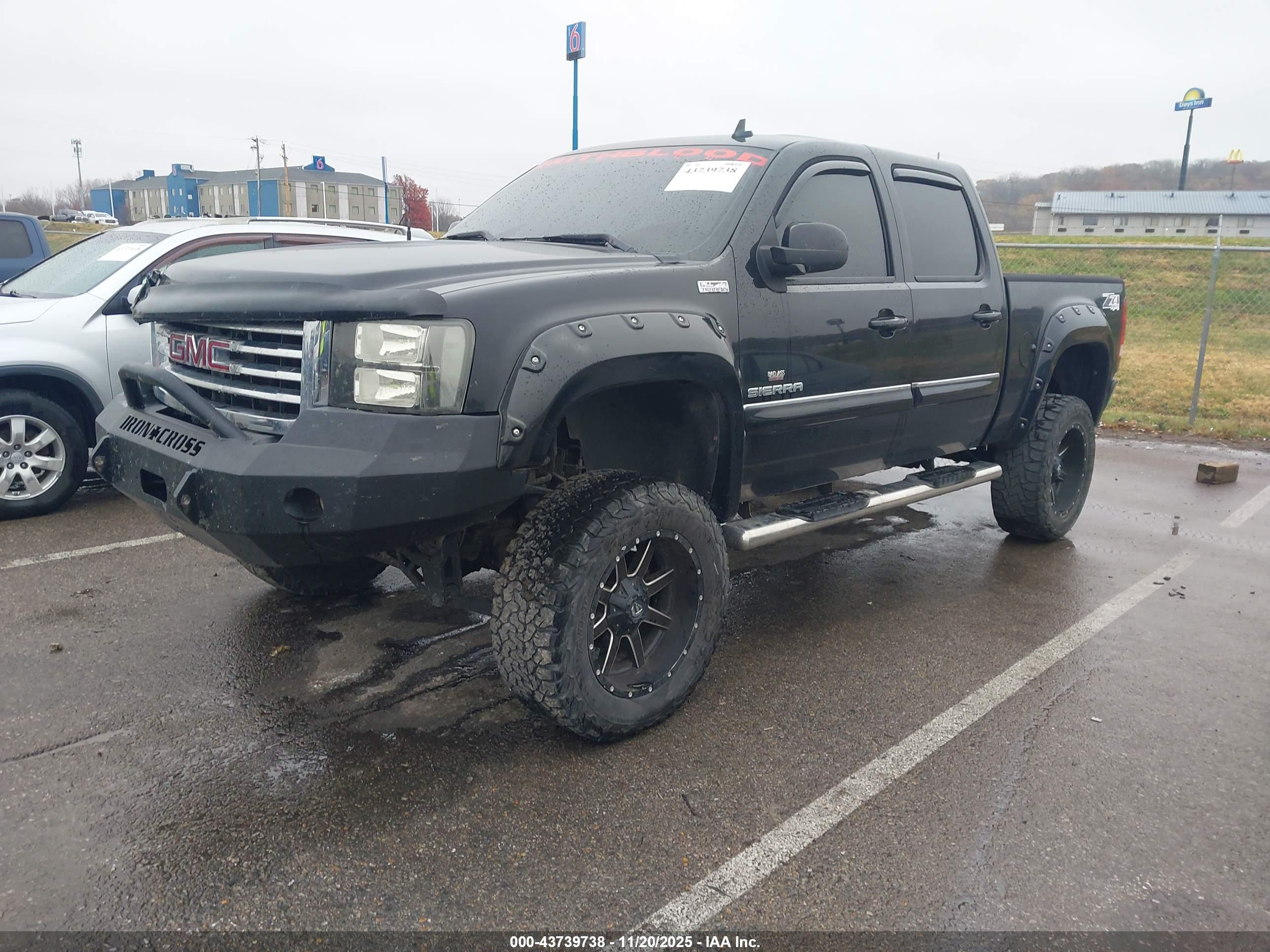 GMC SIERRA image 2