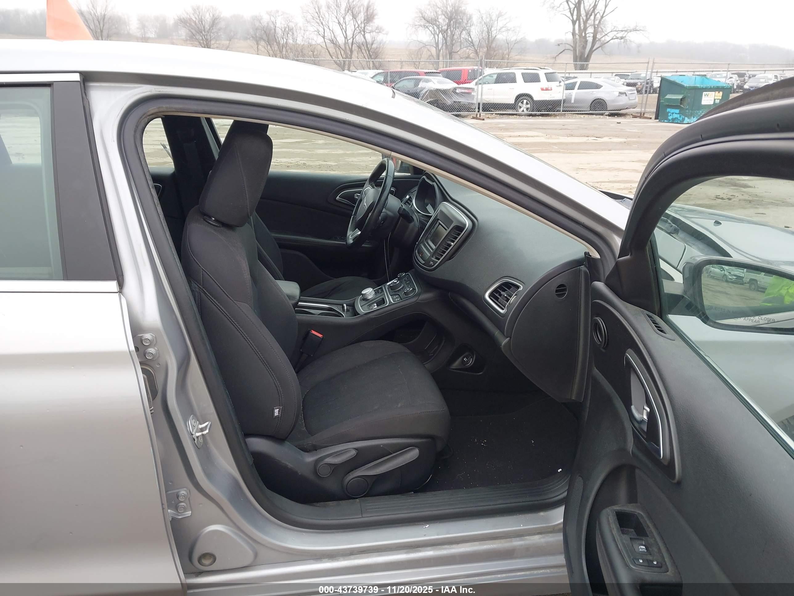 CHRYSLER 200 image 5
