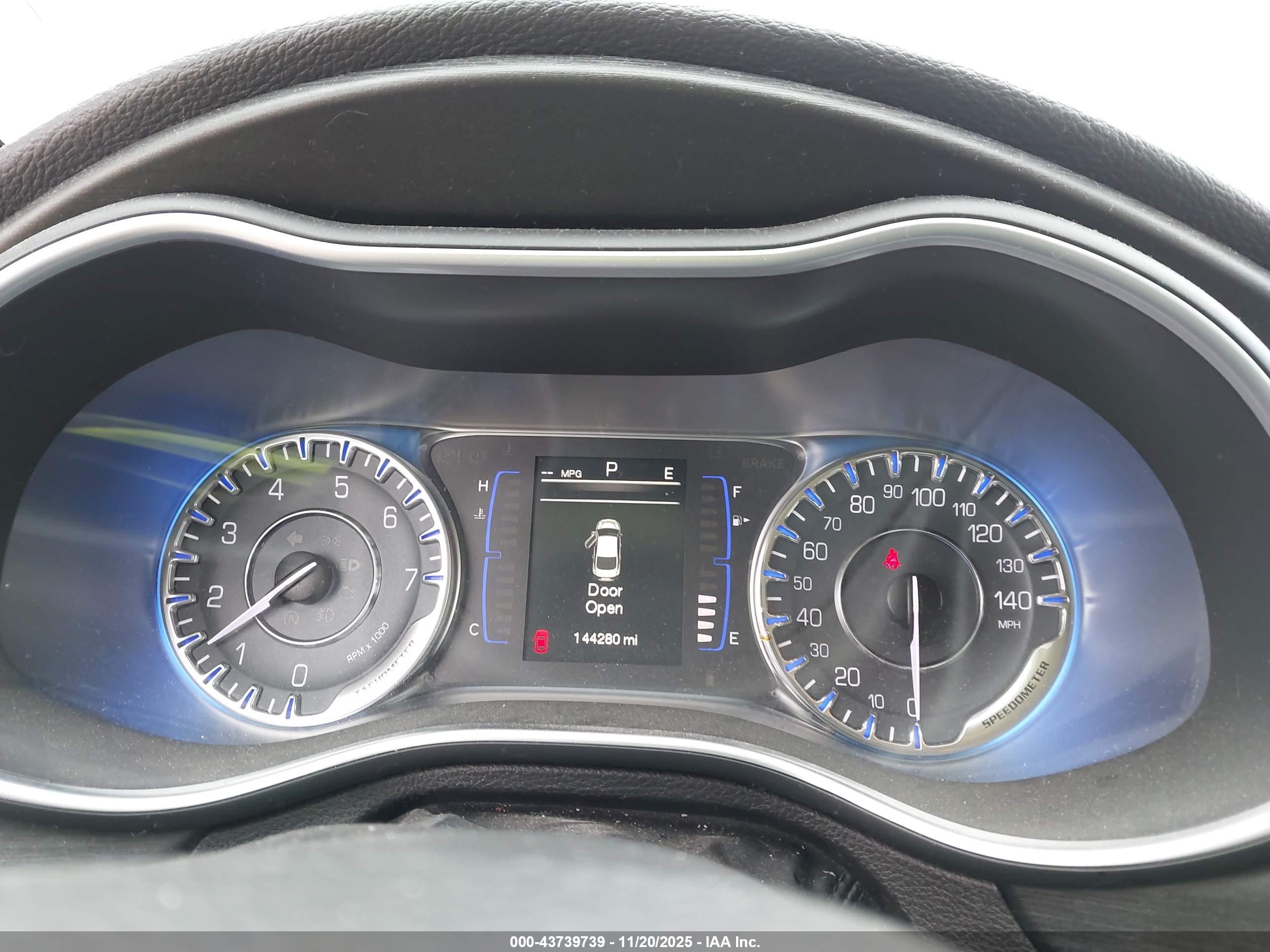 CHRYSLER 200 image 7