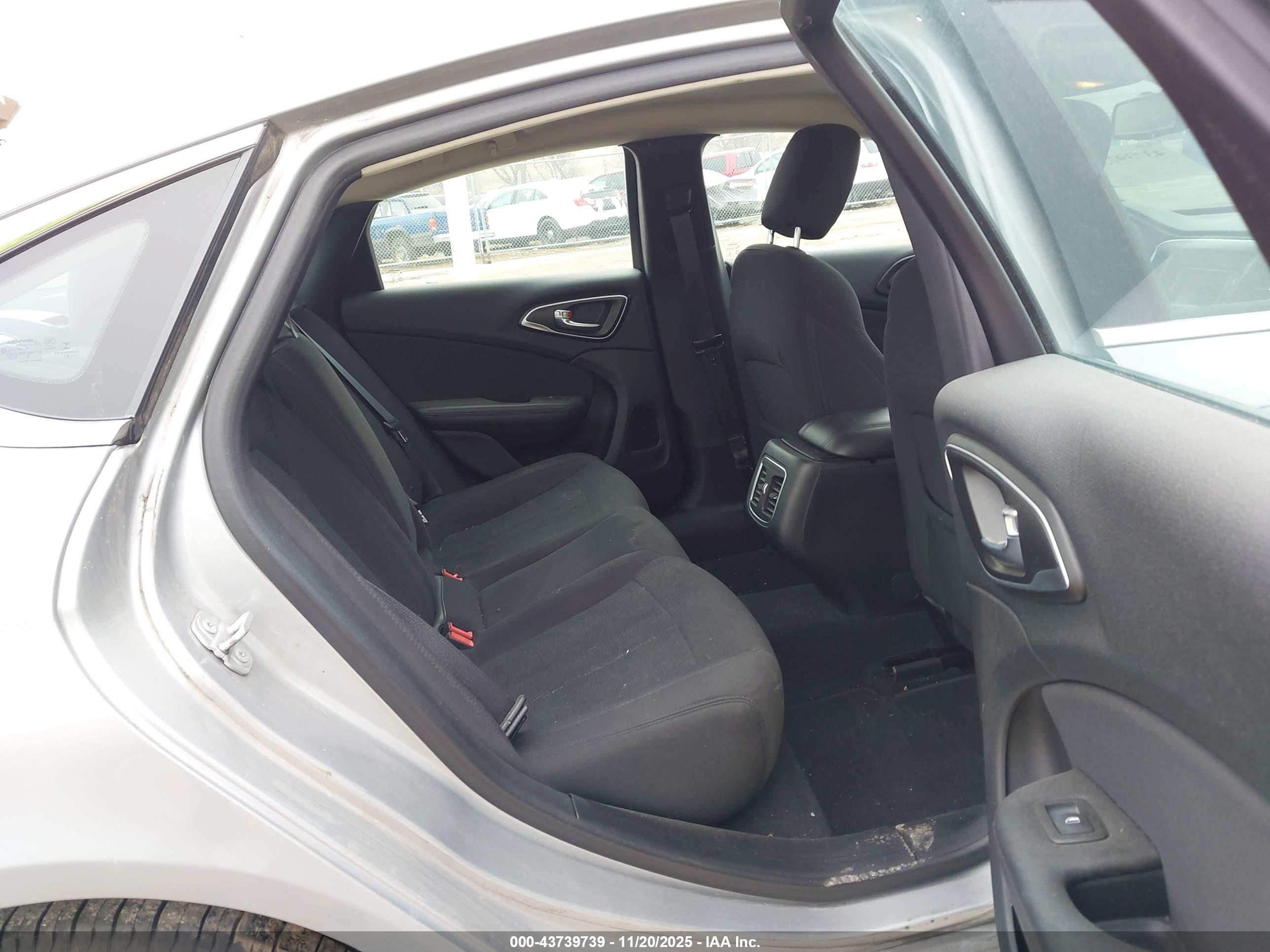 CHRYSLER 200 image 8