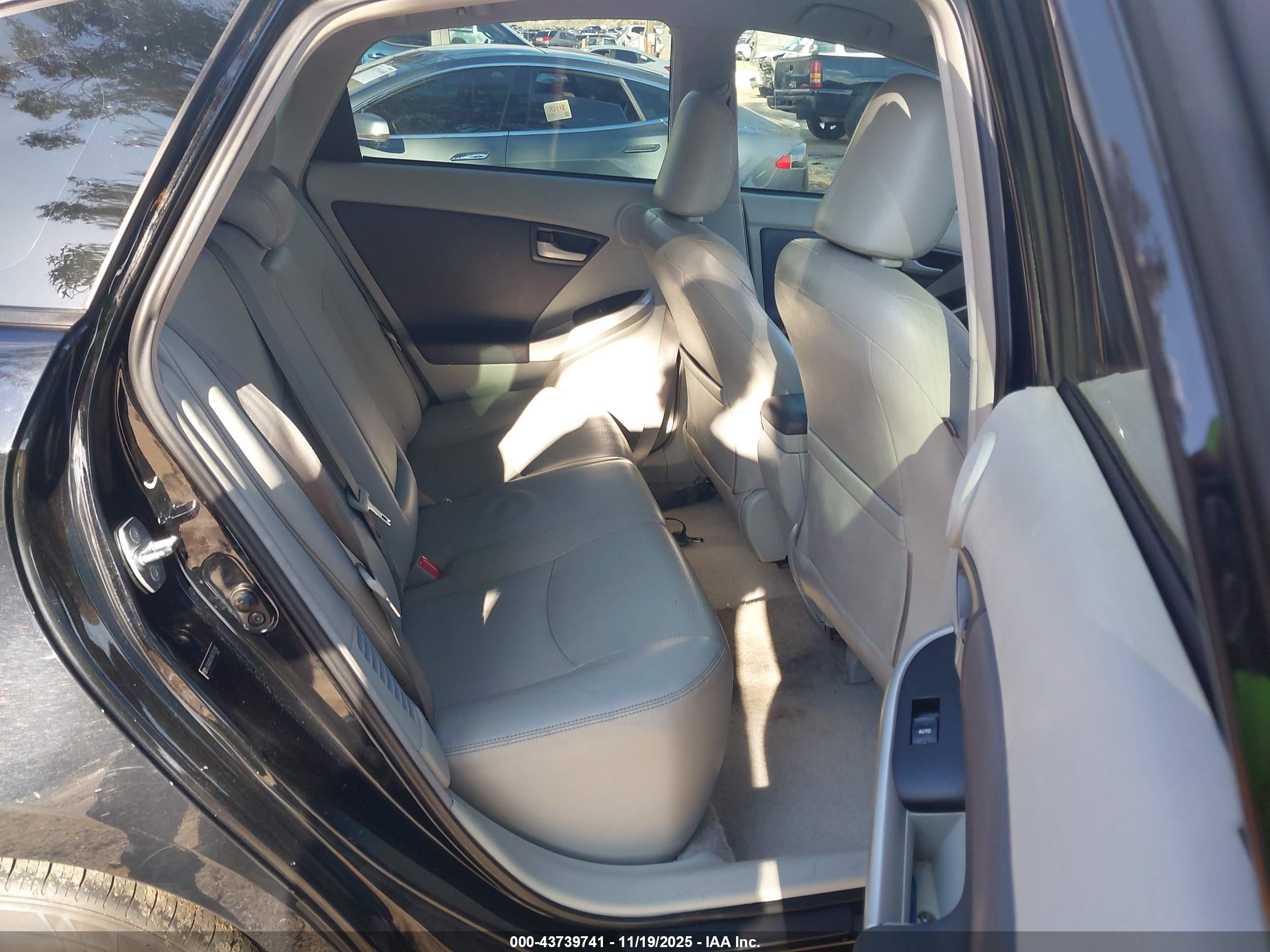 TOYOTA PRIUS image 8