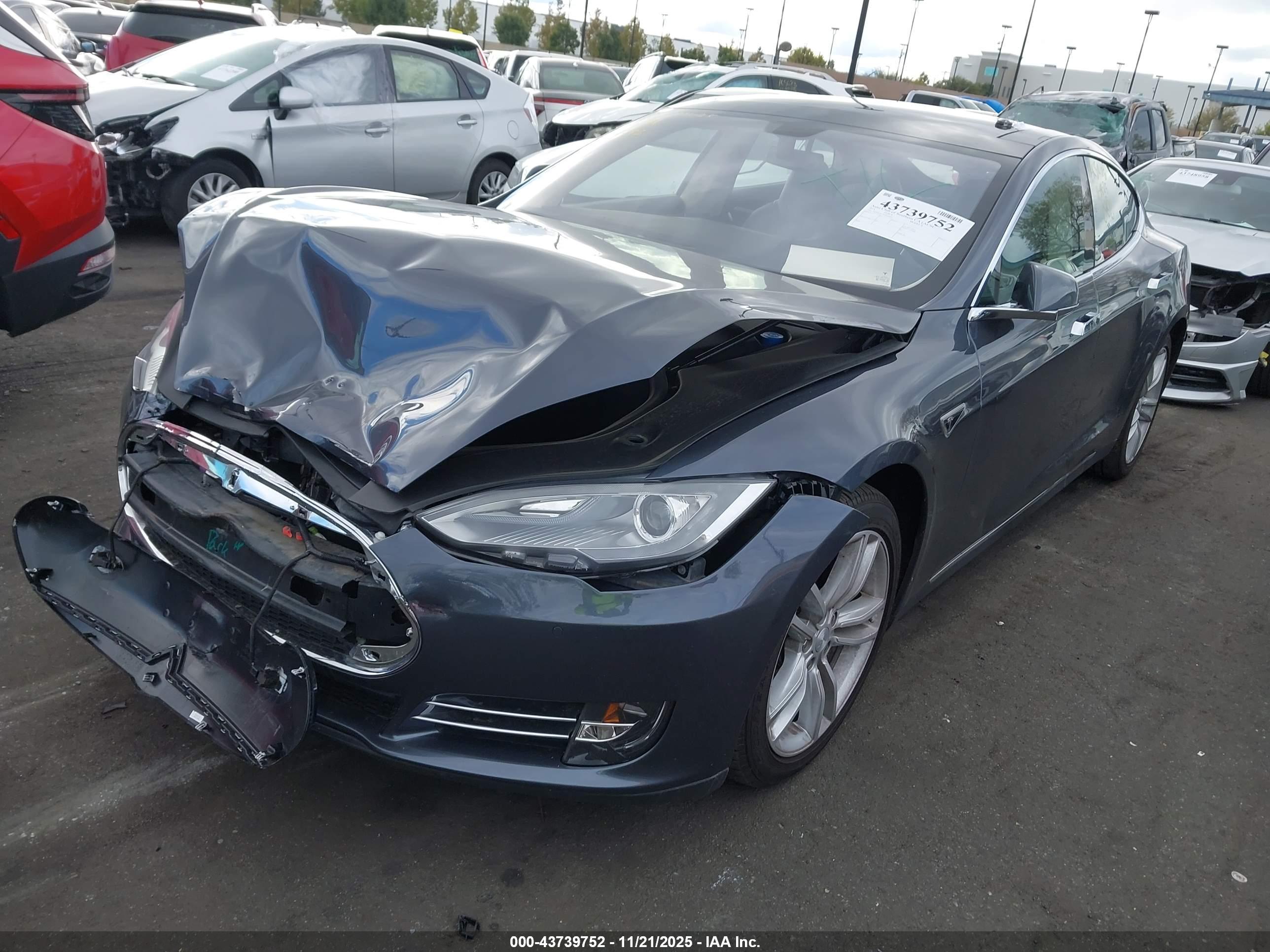 TESLA MODEL image 2