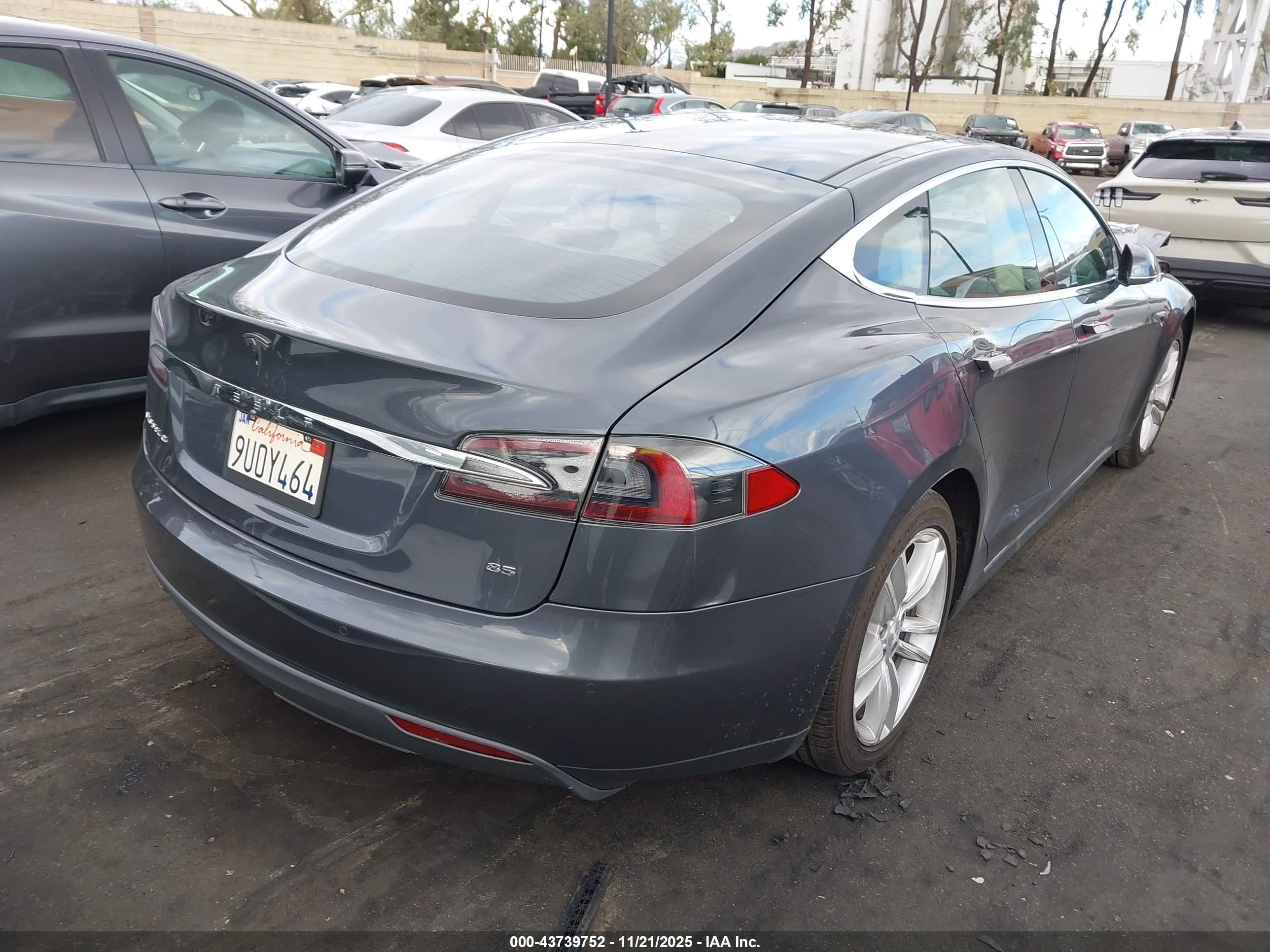 TESLA MODEL image 4